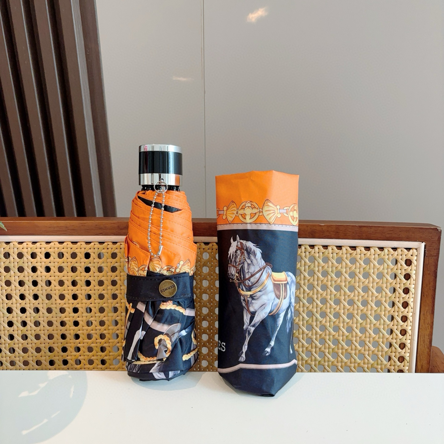 HERMÈS (爱马仕)新款 五折伞 热卖款 时尚指数爆表 不论晴天雨天使用都相得益彰 拥有它感受风从身