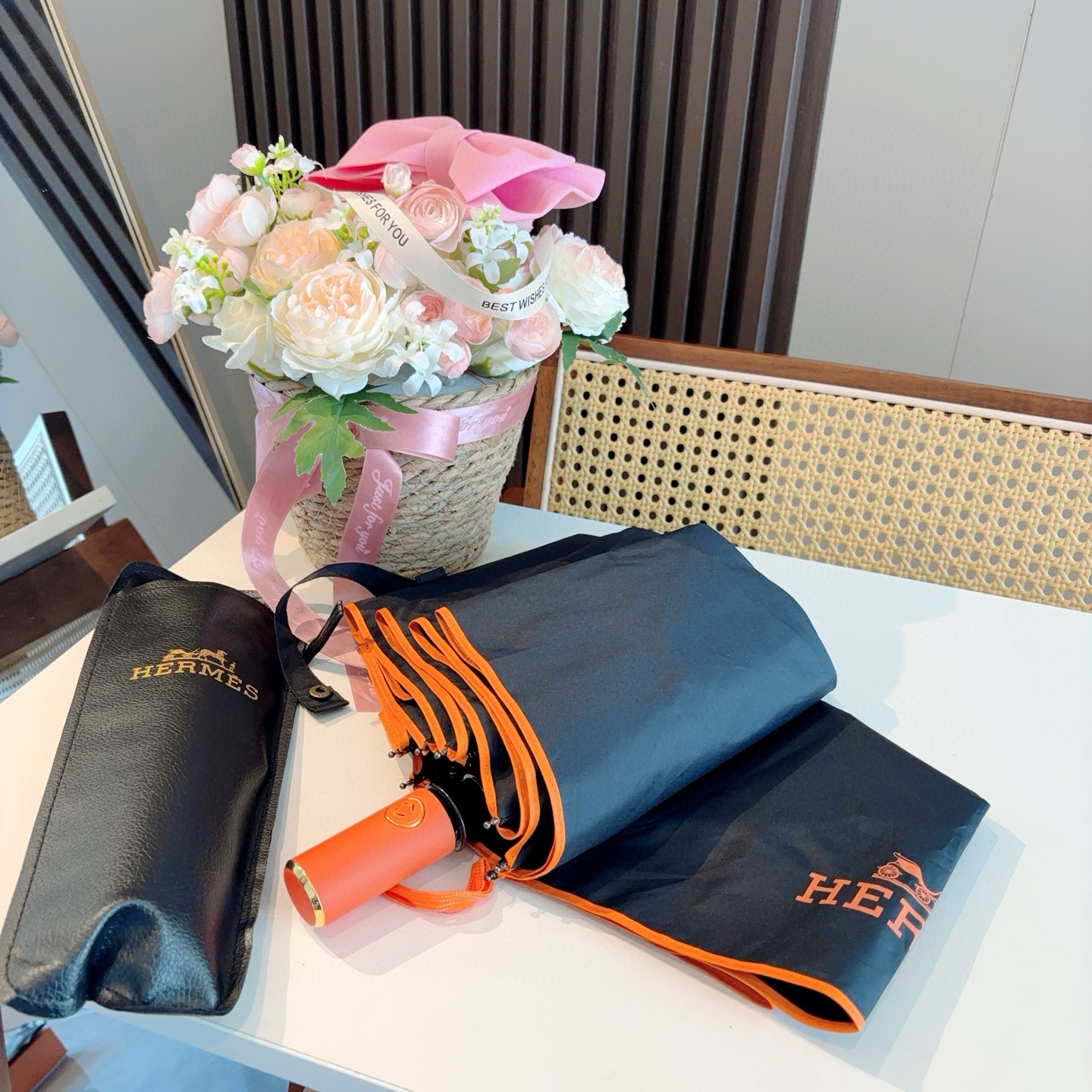 爱马仕（Hermès）   新款 极品H家三折自动伞重磅呈现 以其精湛的工艺技术和源源不断的想像力 新涂