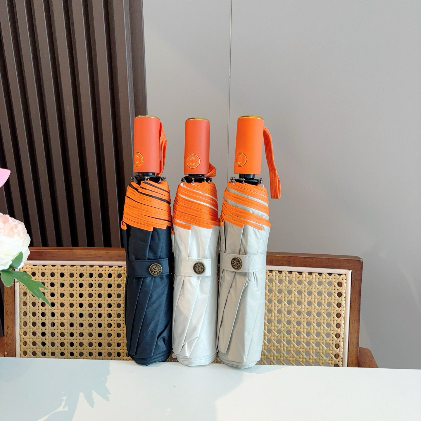 爱马仕（Hermès）   新款 极品H家三折自动伞重磅呈现 以其精湛的工艺技术和源源不断的想像力 新涂