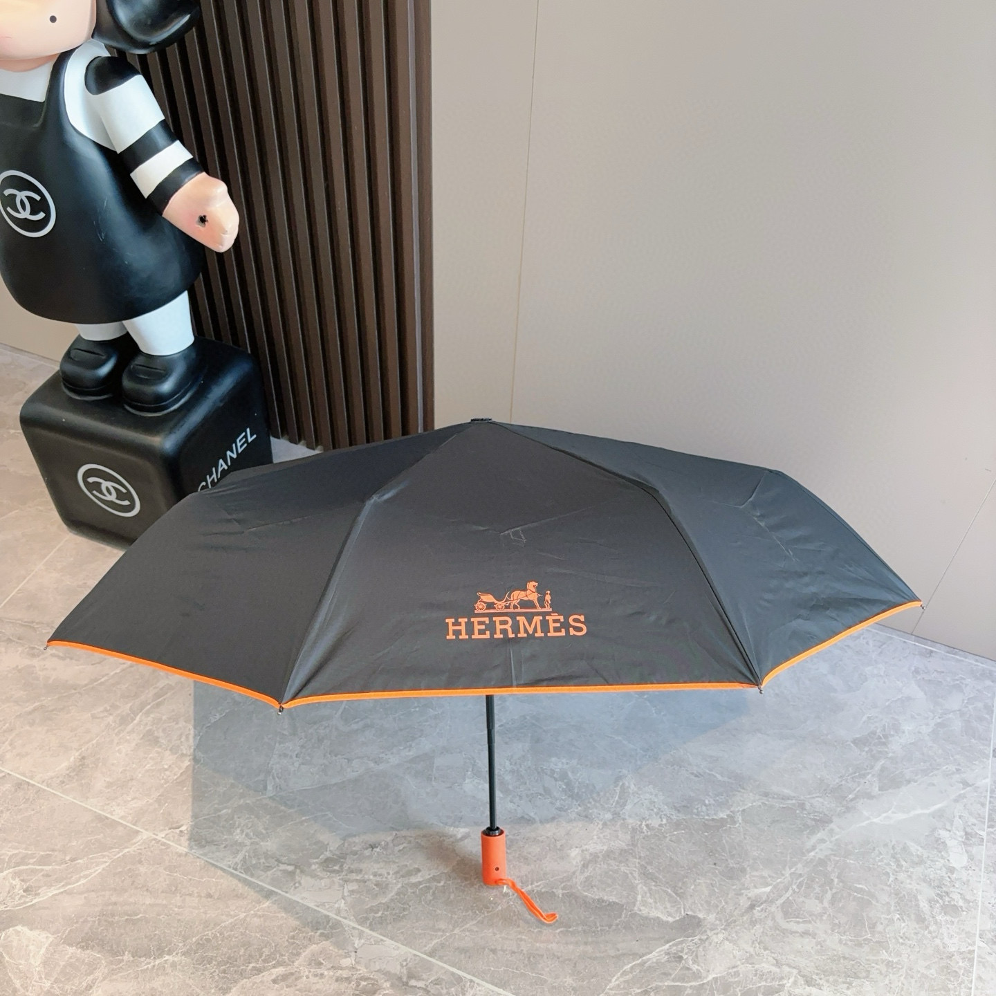 爱马仕（Hermès）   新款 极品H家三折自动伞重磅呈现 以其精湛的工艺技术和源源不断的想像力 新涂