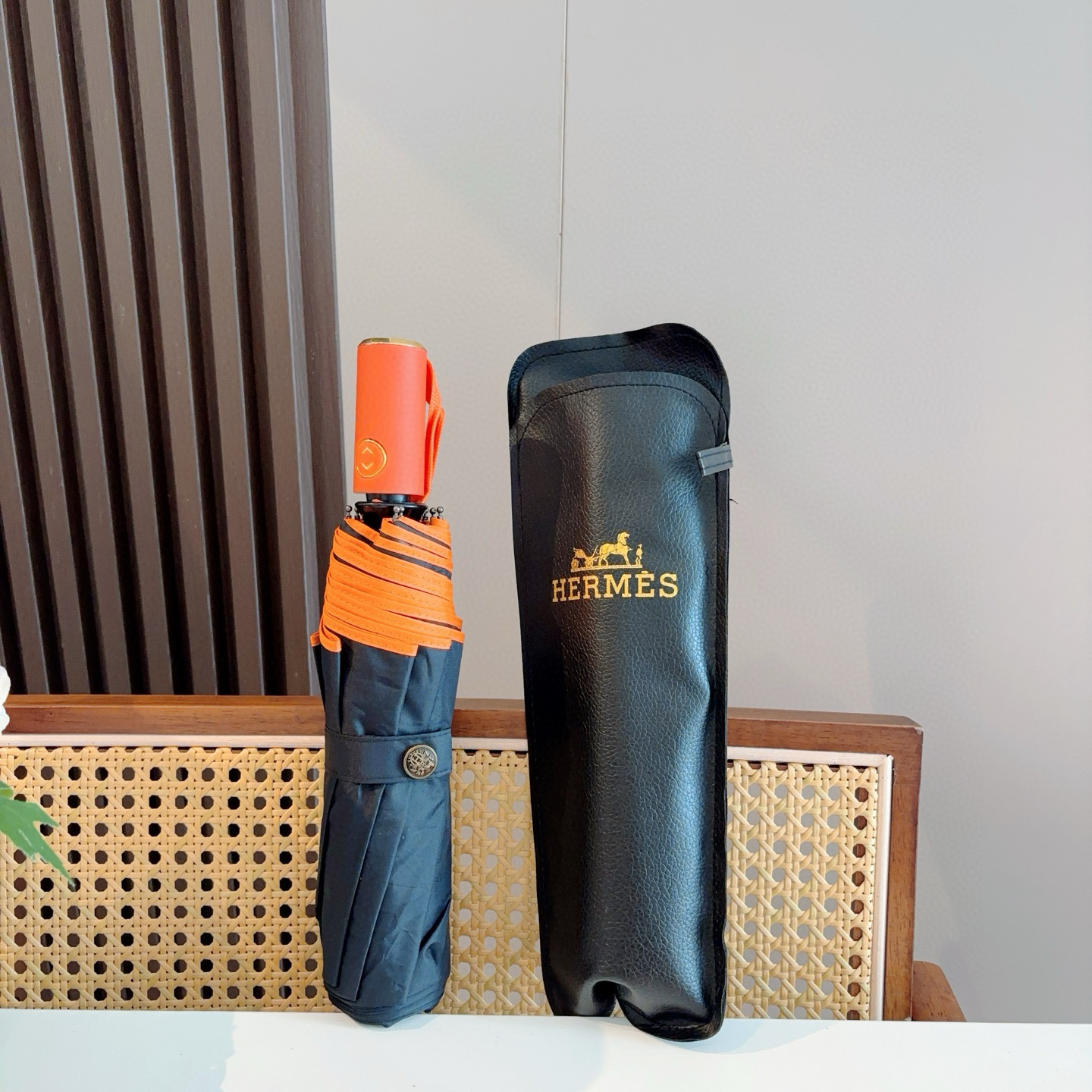 爱马仕（Hermès）   新款 极品H家三折自动伞重磅呈现 以其精湛的工艺技术和源源不断的想像力 新涂