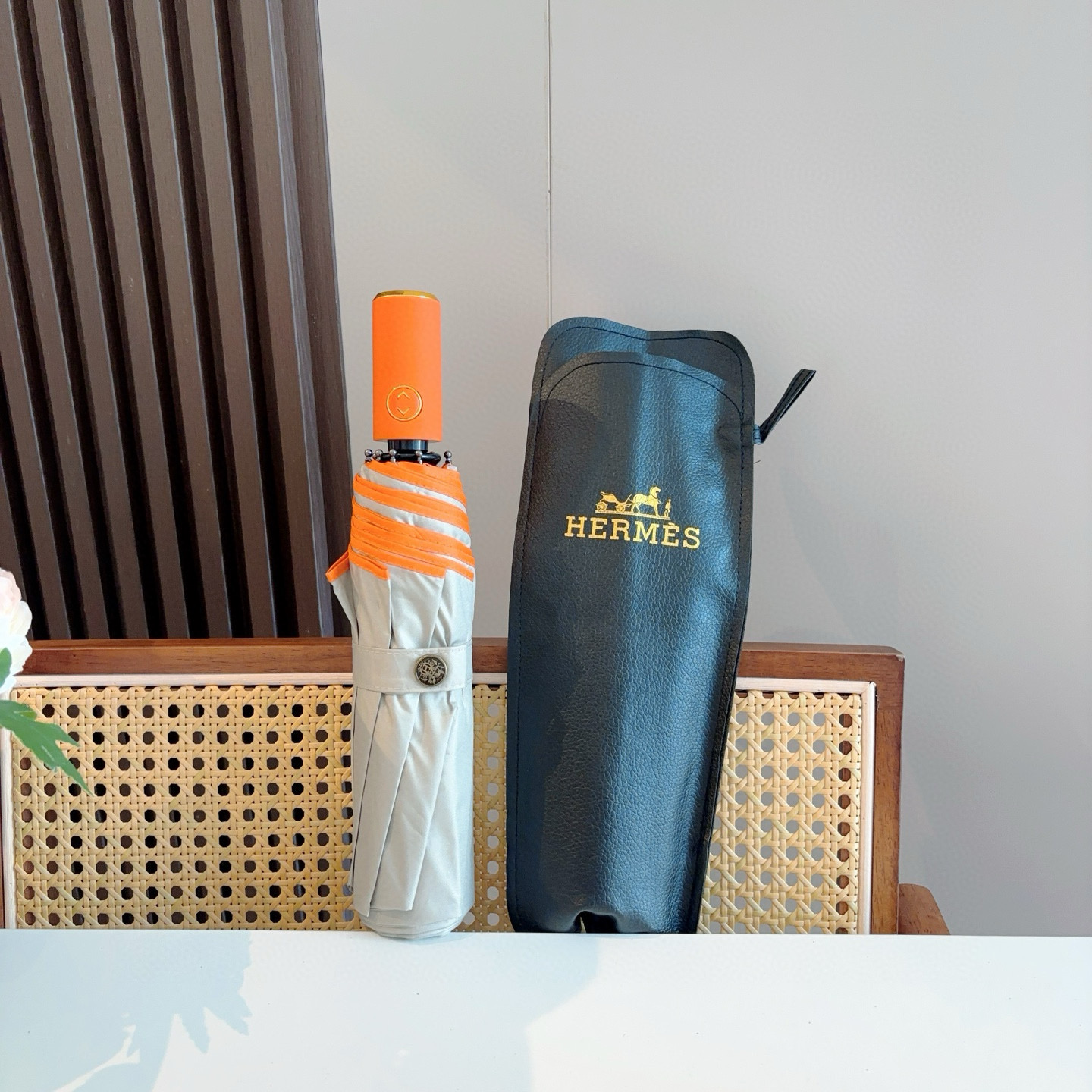 爱马仕（Hermès）   新款 极品H家三折自动伞重磅呈现 以其精湛的工艺技术和源源不断的想像力 新涂