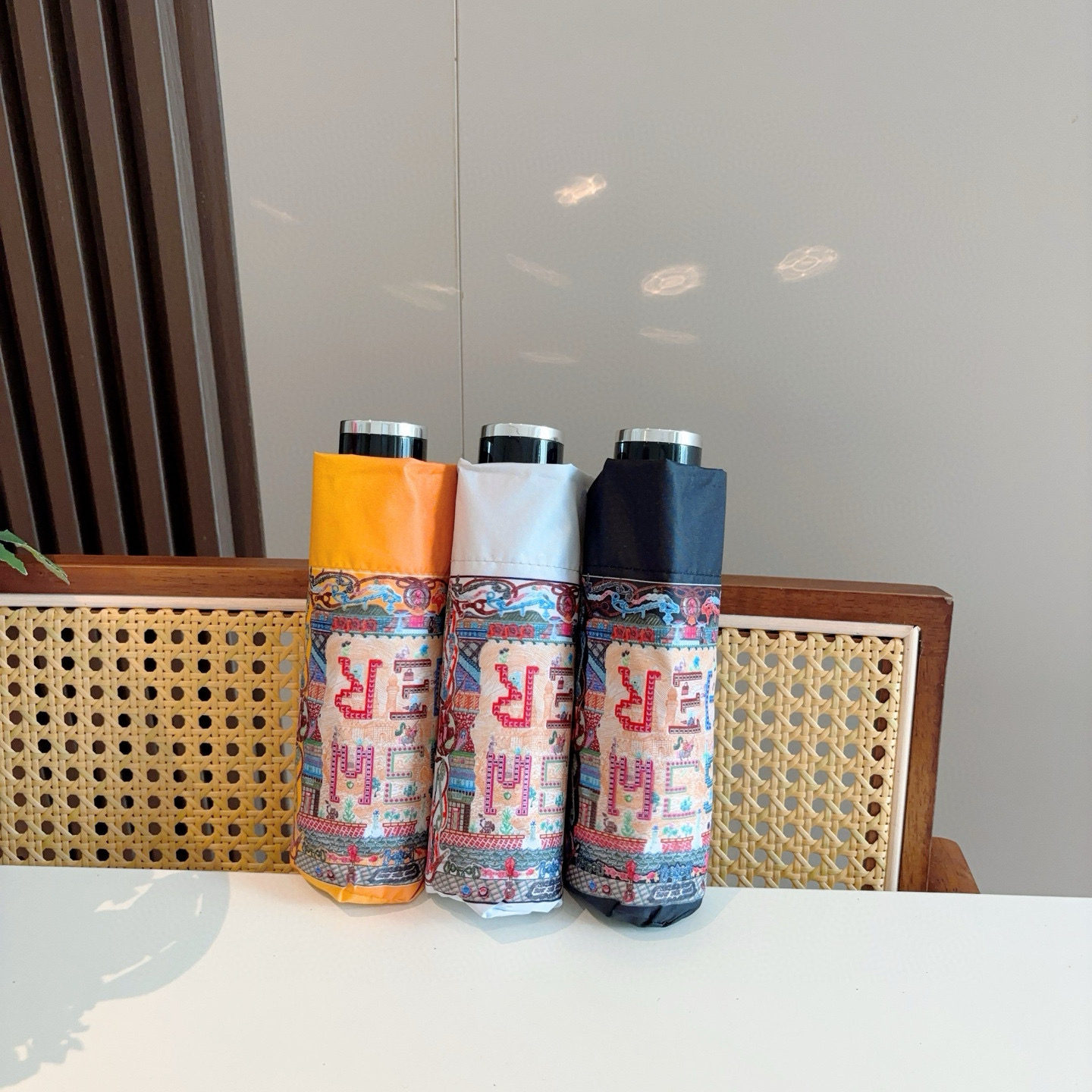 HERMÈS (爱马仕)新款 五折伞 热卖款 时尚指数爆表 不论晴天雨天使用都相得益彰 拥有它感受风从身