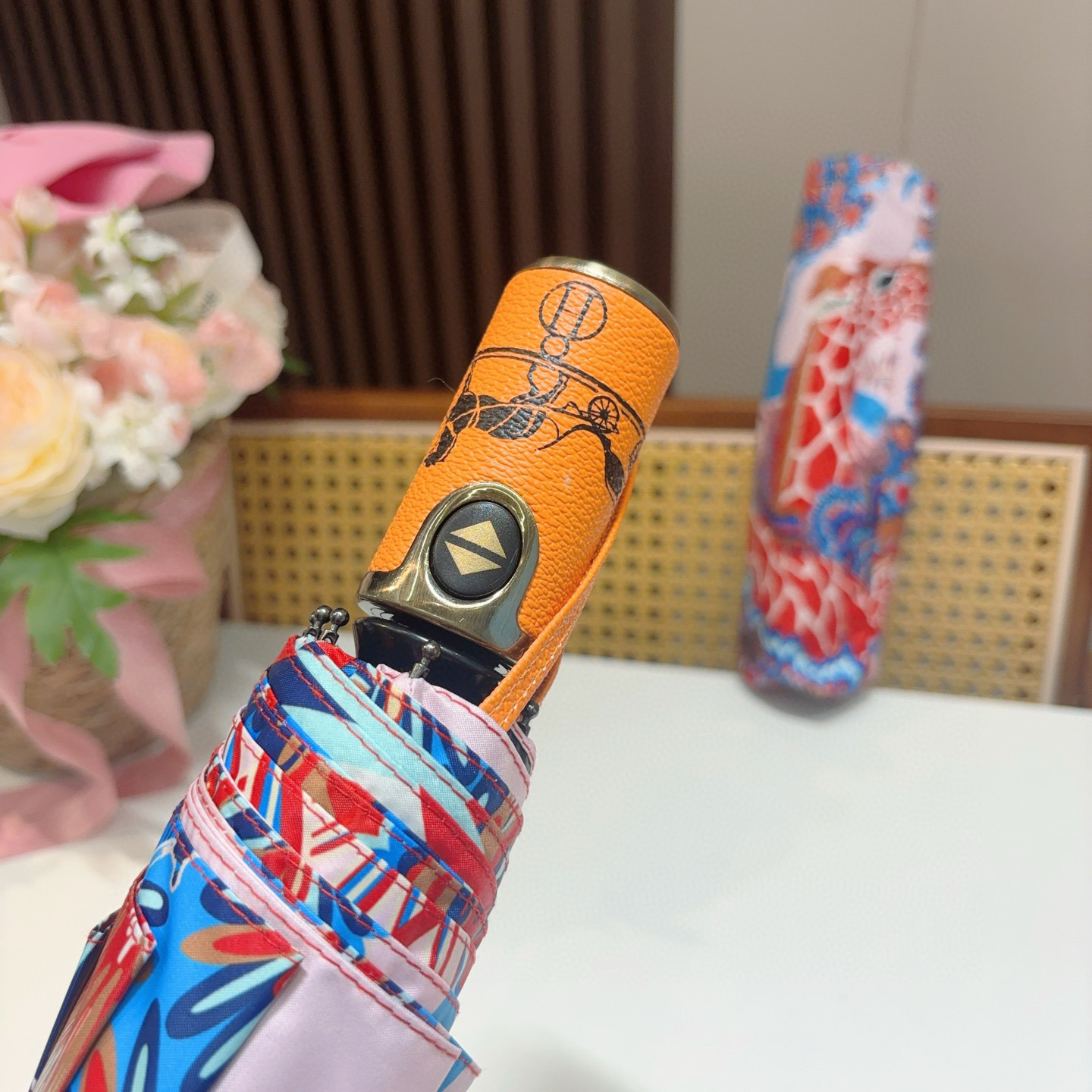 爱马仕（Hermès）   新款 极品H家三折自动伞重磅呈现 以其精湛的工艺技术和源源不断的想像力 新涂