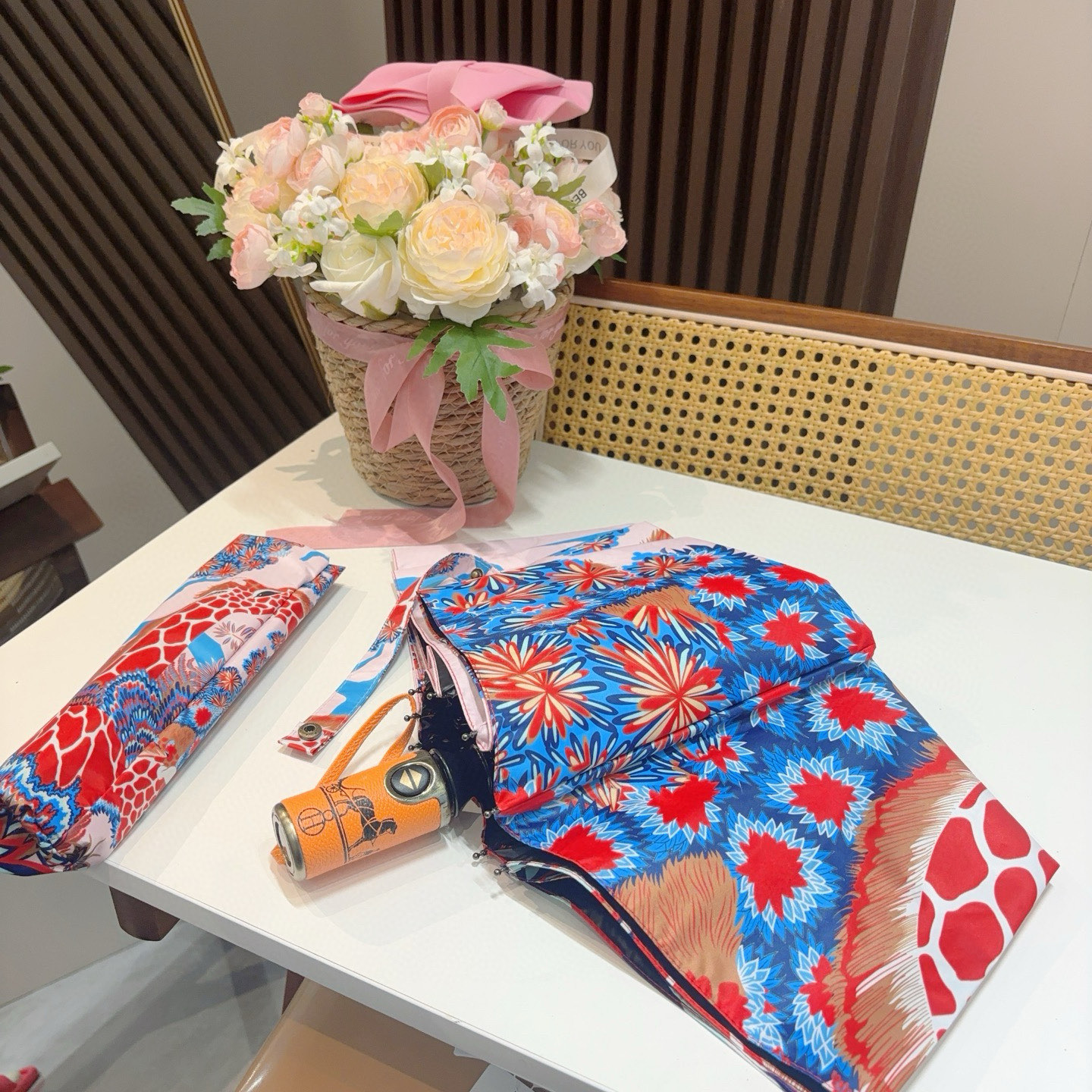 爱马仕（Hermès）   新款 极品H家三折自动伞重磅呈现 以其精湛的工艺技术和源源不断的想像力 新涂
