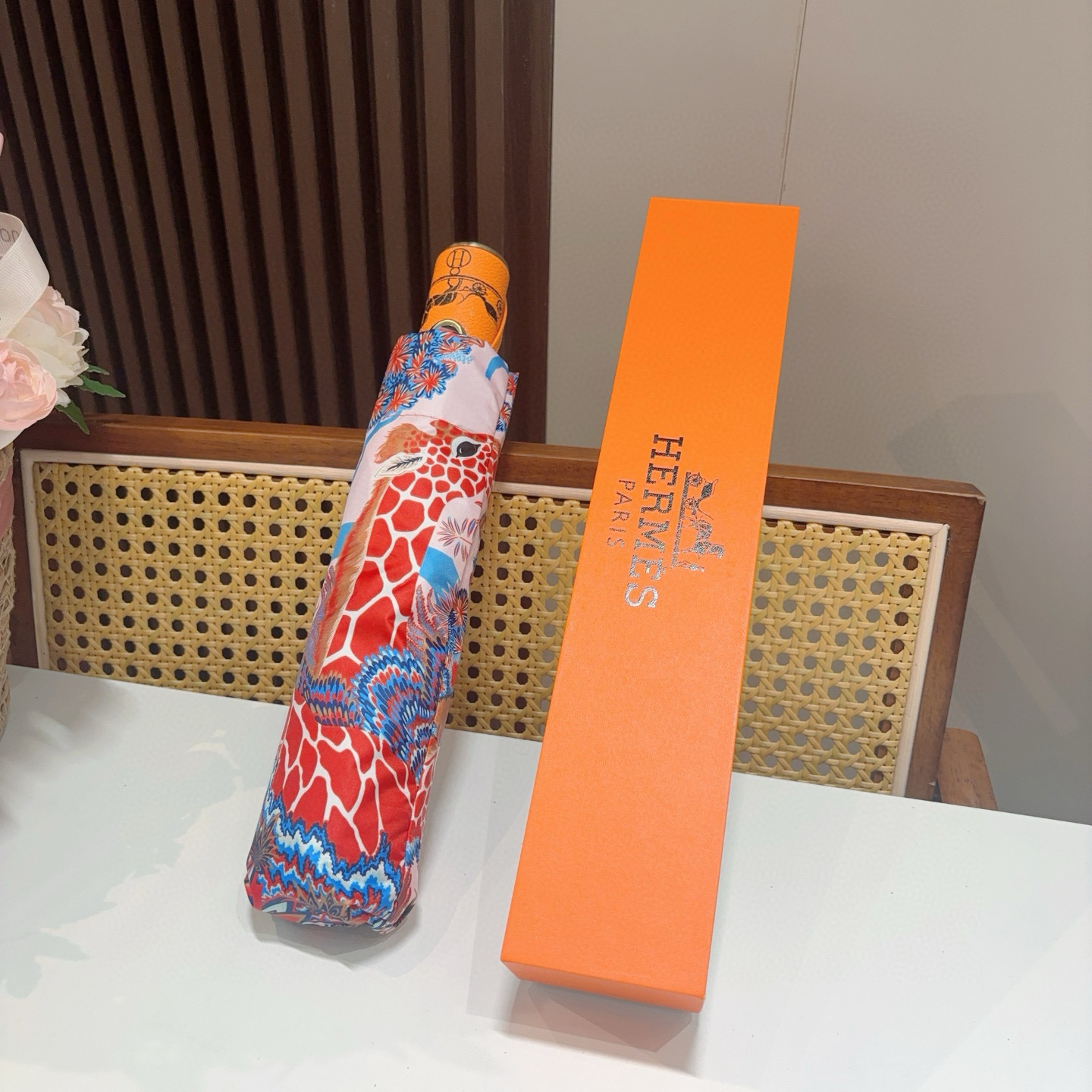 爱马仕（Hermès）   新款 极品H家三折自动伞重磅呈现 以其精湛的工艺技术和源源不断的想像力 新涂