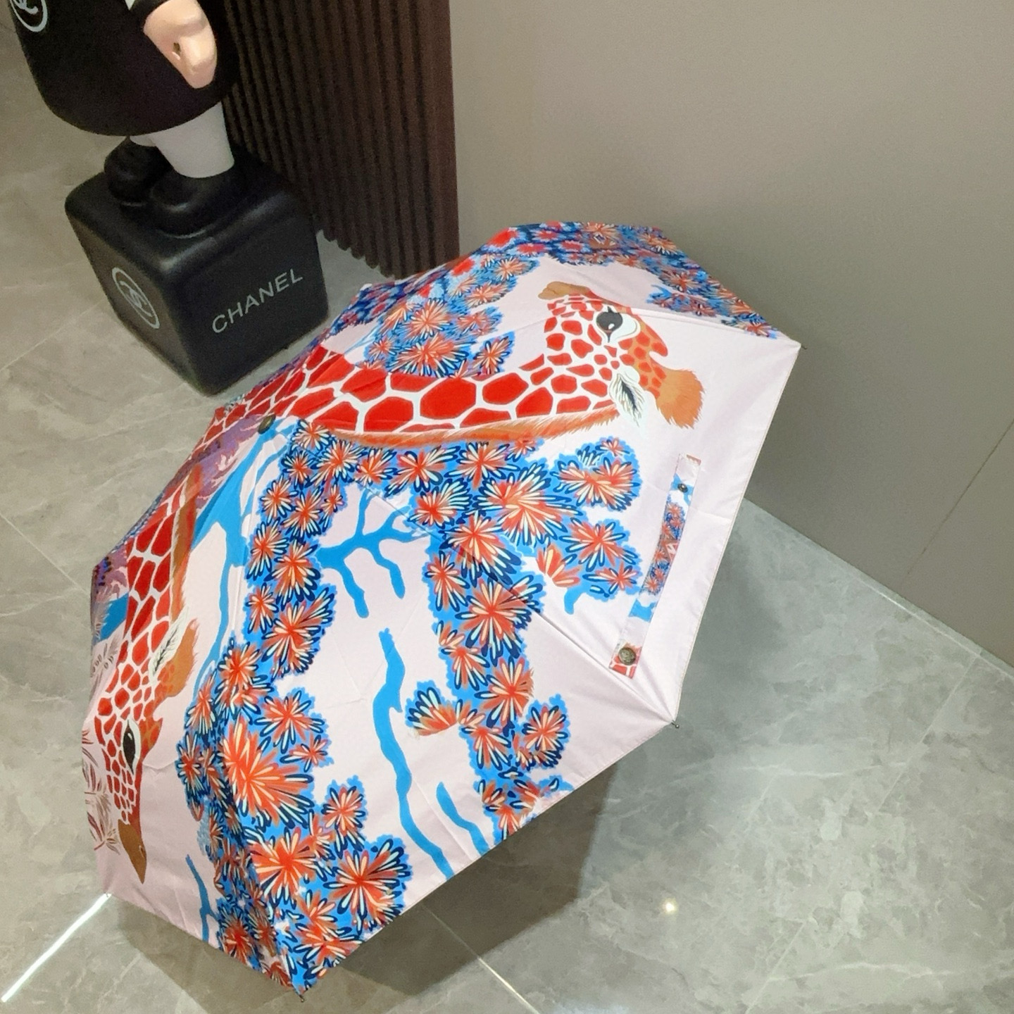 爱马仕（Hermès）   新款 极品H家三折自动伞重磅呈现 以其精湛的工艺技术和源源不断的想像力 新涂