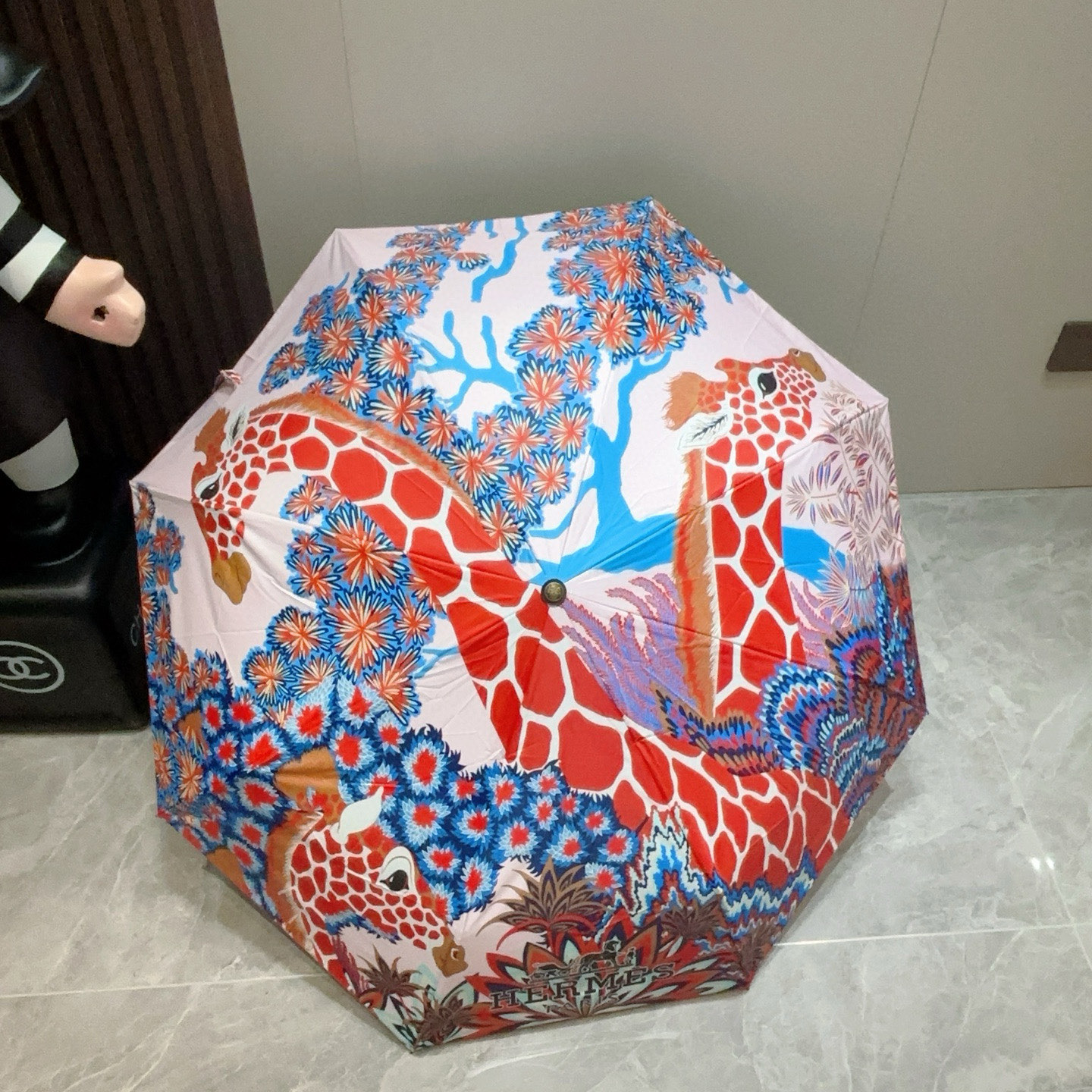 爱马仕（Hermès）   新款 极品H家三折自动伞重磅呈现 以其精湛的工艺技术和源源不断的想像力 新涂