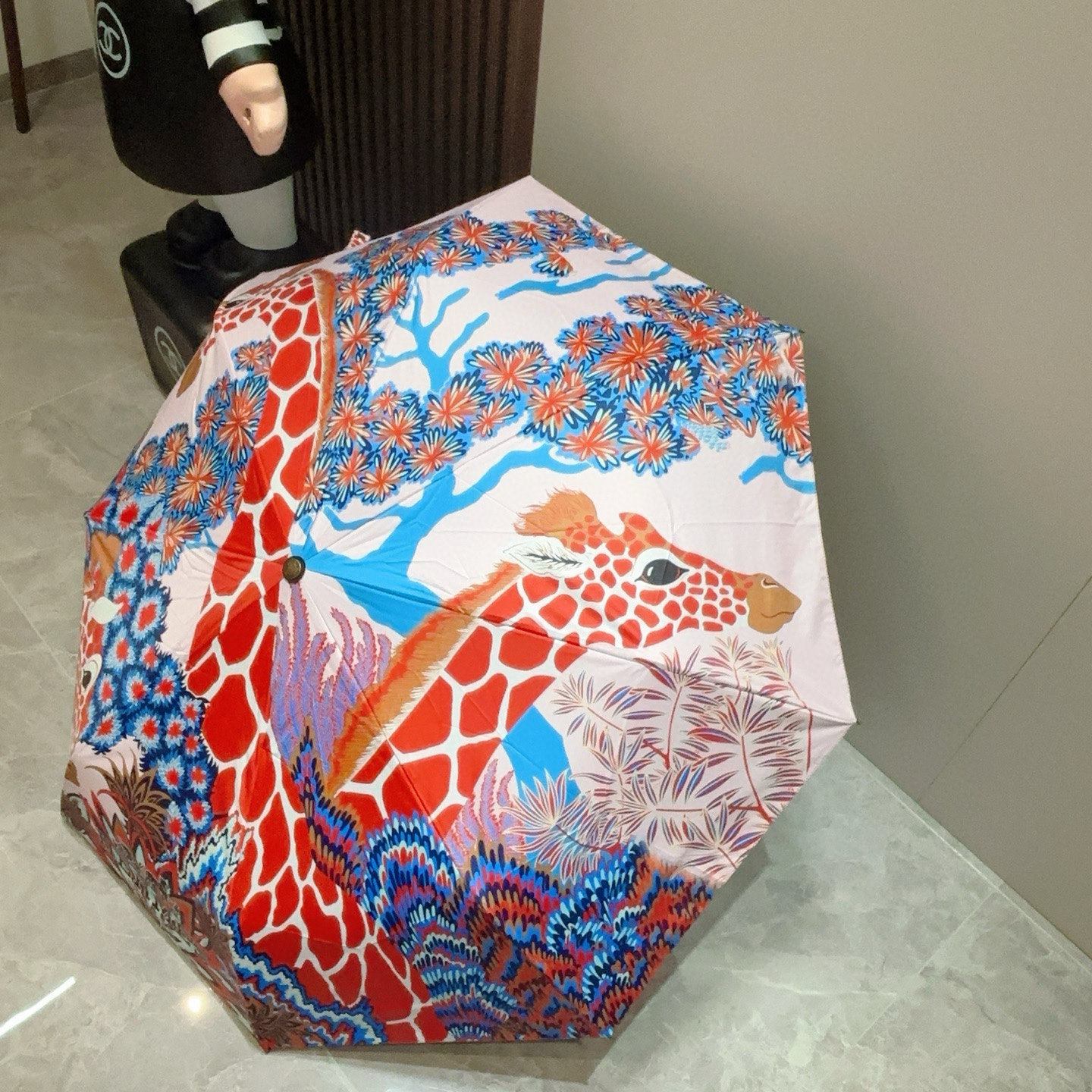 爱马仕（Hermès）   新款 极品H家三折自动伞重磅呈现 以其精湛的工艺技术和源源不断的想像力 新涂