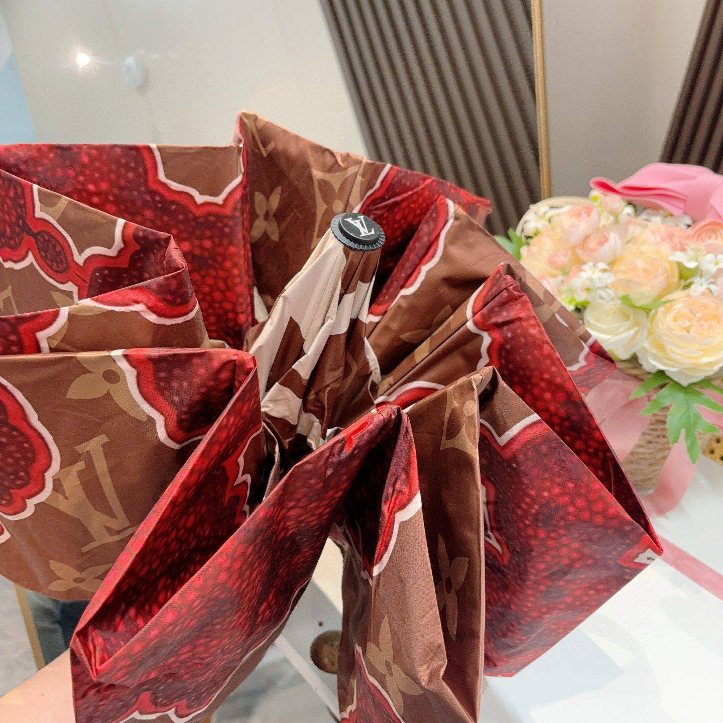  LOUIS VUITTON （路易威登）三折自动折叠晴雨伞 新涂层技术深色伞面 拥有令人惊喜的遮光效果