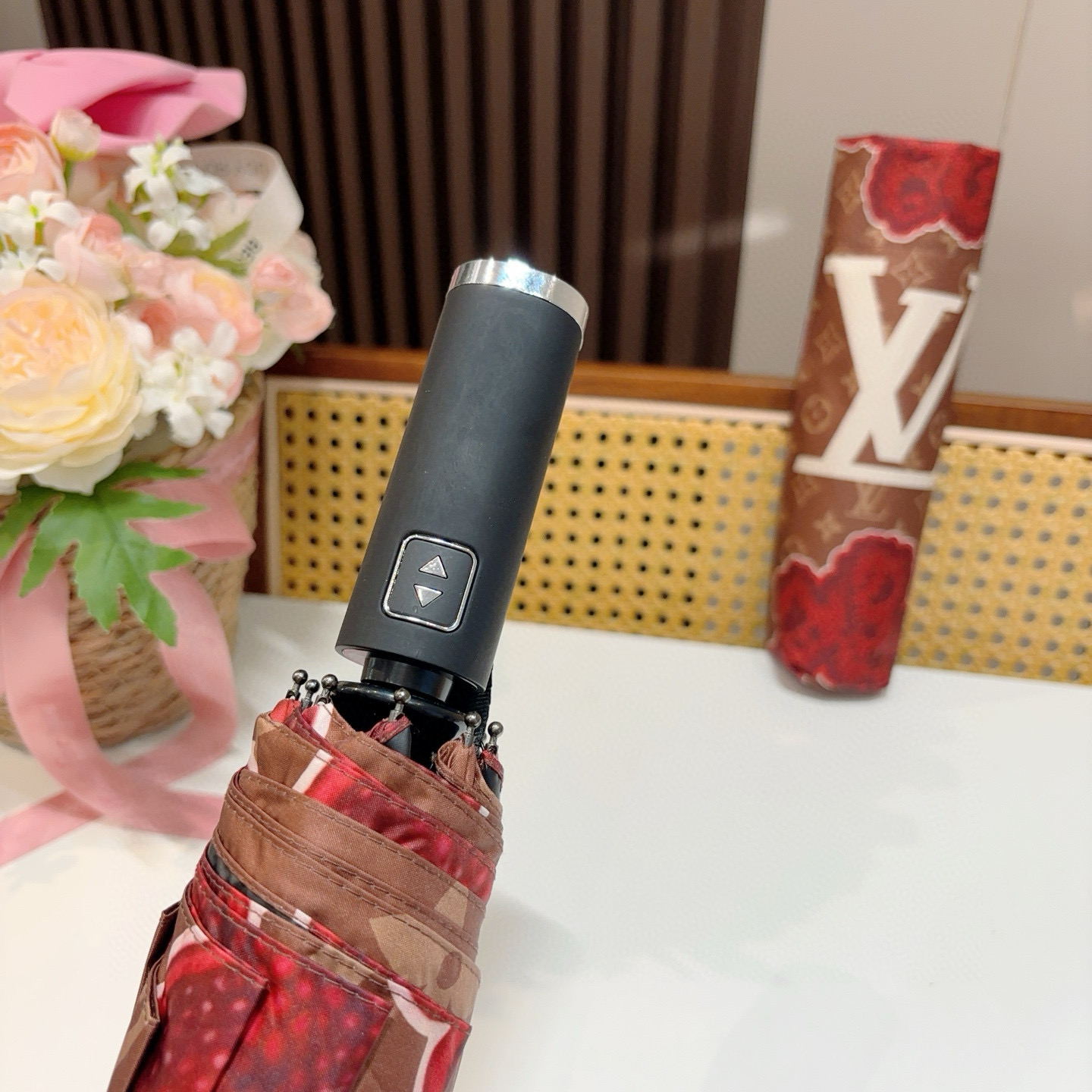  LOUIS VUITTON （路易威登）三折自动折叠晴雨伞 新涂层技术深色伞面 拥有令人惊喜的遮光效果