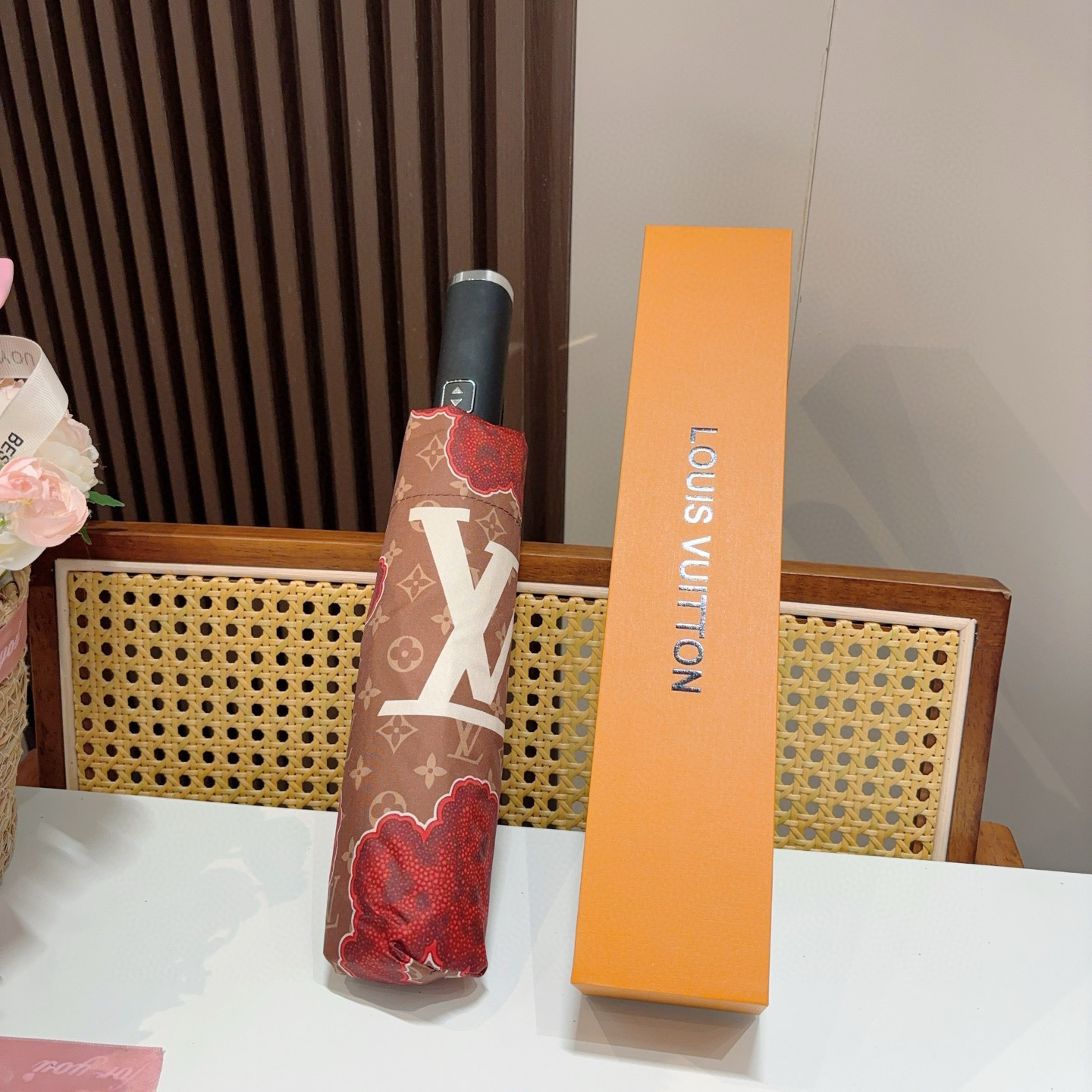  LOUIS VUITTON （路易威登）三折自动折叠晴雨伞 新涂层技术深色伞面 拥有令人惊喜的遮光效果
