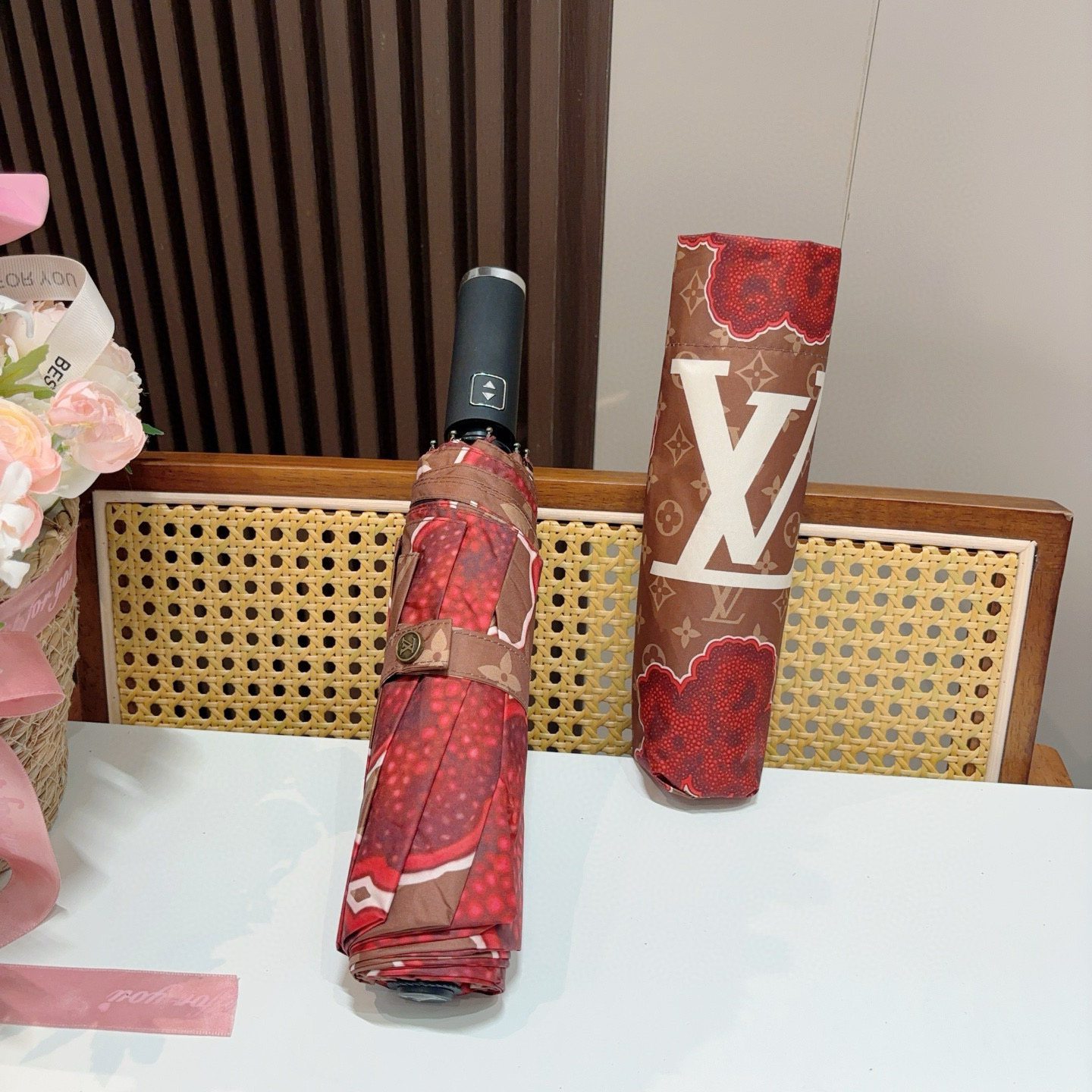  LOUIS VUITTON （路易威登）三折自动折叠晴雨伞 新涂层技术深色伞面 拥有令人惊喜的遮光效果