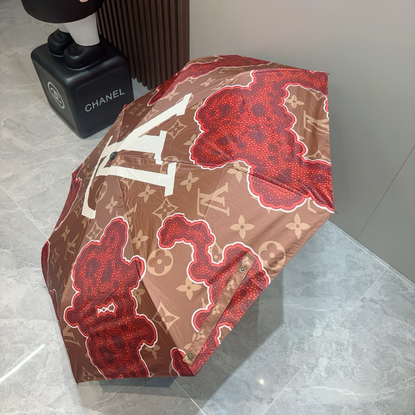  LOUIS VUITTON （路易威登）三折自动折叠晴雨伞 新涂层技术深色伞面 拥有令人惊喜的遮光效果