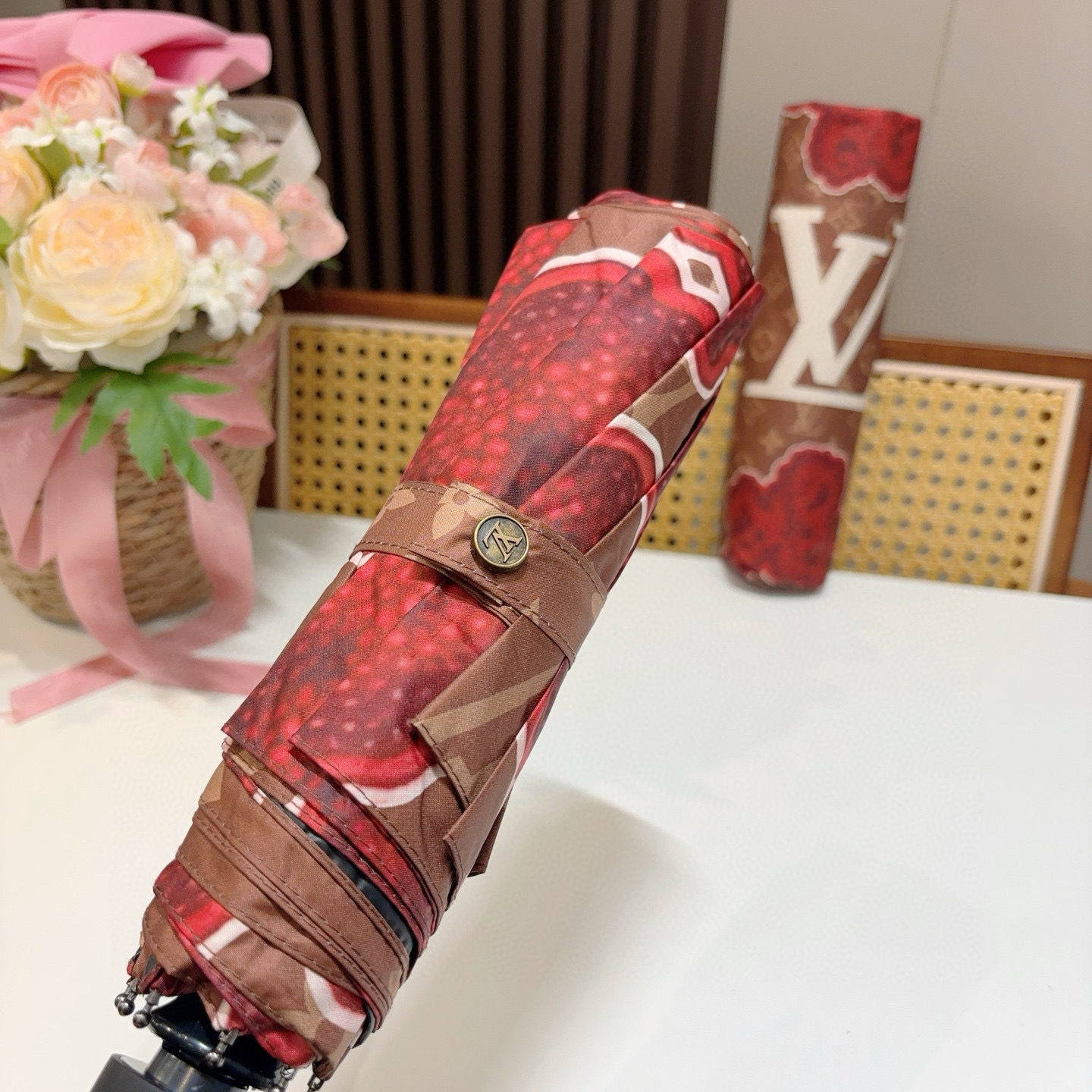  LOUIS VUITTON （路易威登）三折自动折叠晴雨伞 新涂层技术深色伞面 拥有令人惊喜的遮光效果