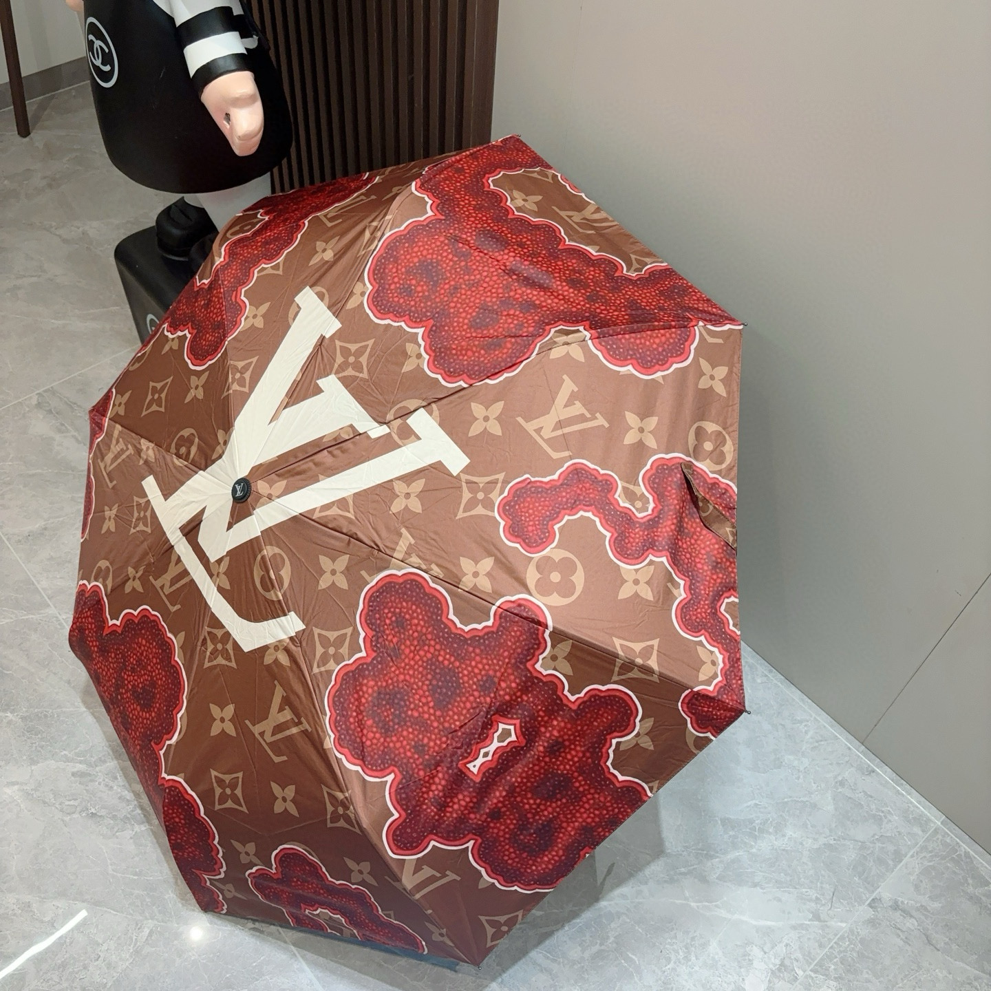  LOUIS VUITTON （路易威登）三折自动折叠晴雨伞 新涂层技术深色伞面 拥有令人惊喜的遮光效果
