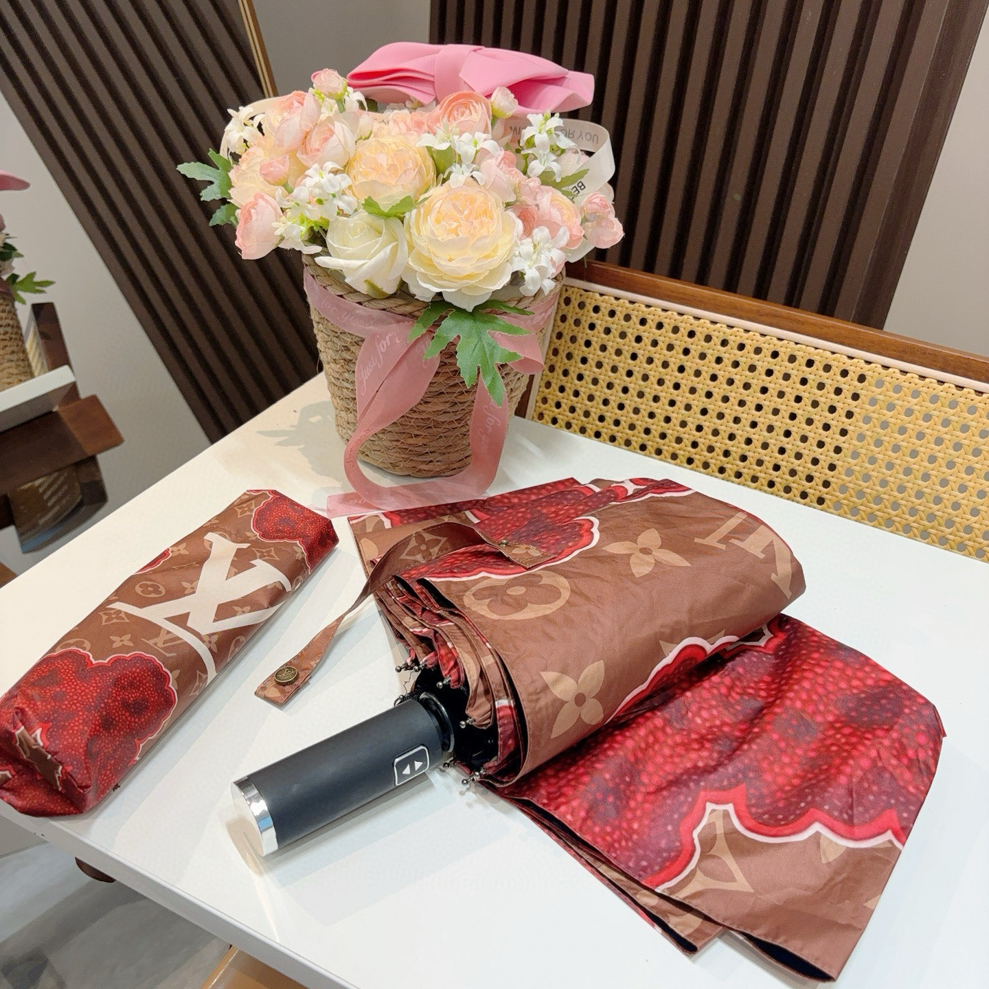  LOUIS VUITTON （路易威登）三折自动折叠晴雨伞 新涂层技术深色伞面 拥有令人惊喜的遮光效果