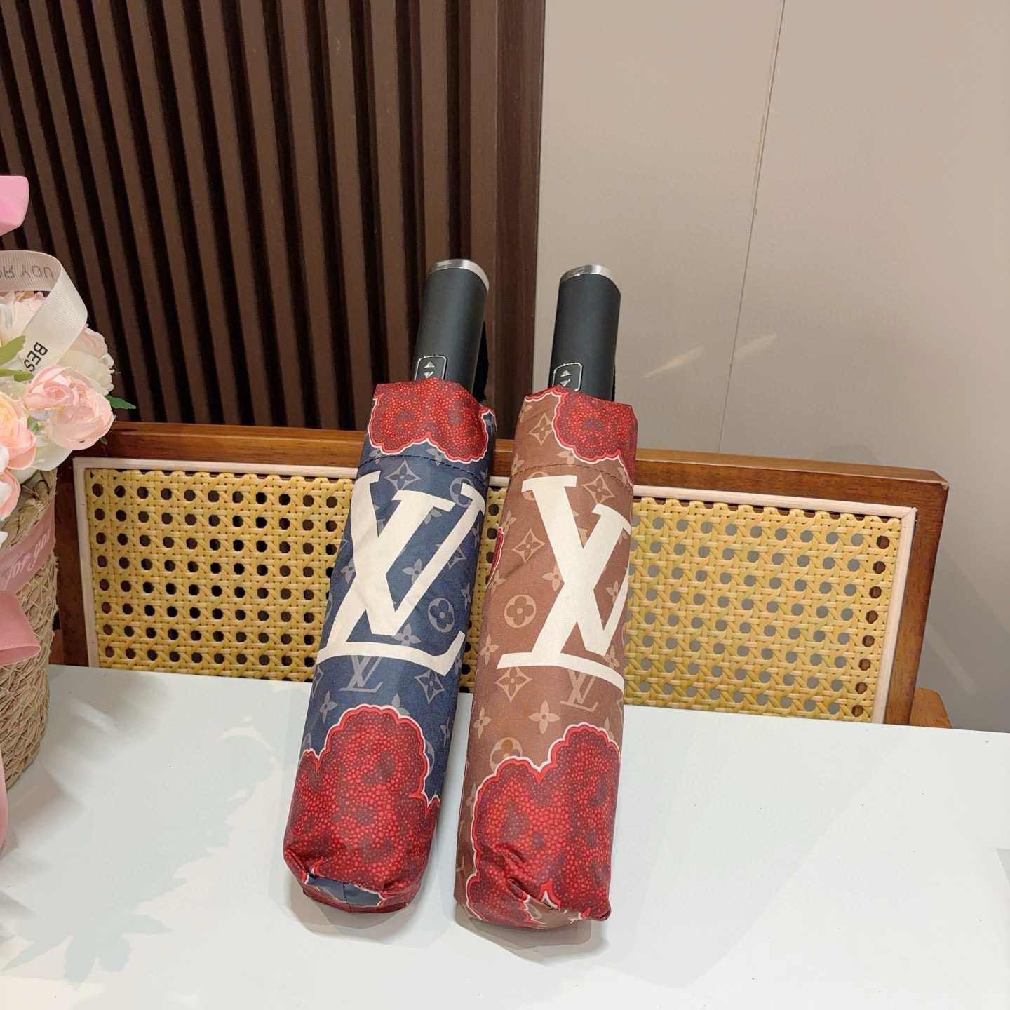  LOUIS VUITTON （路易威登）三折自动折叠晴雨伞 新涂层技术深色伞面 拥有令人惊喜的遮光效果