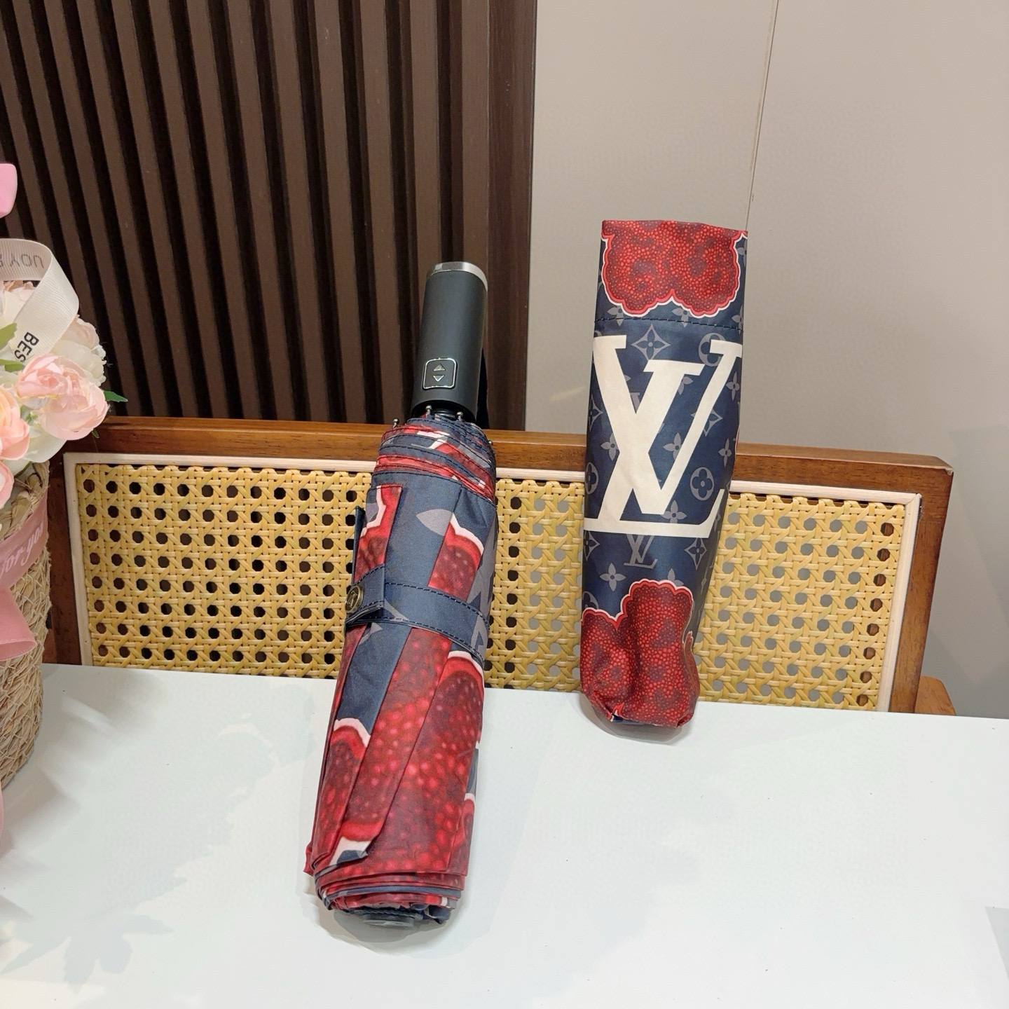  LOUIS VUITTON （路易威登）三折自动折叠晴雨伞 新涂层技术深色伞面 拥有令人惊喜的遮光效果