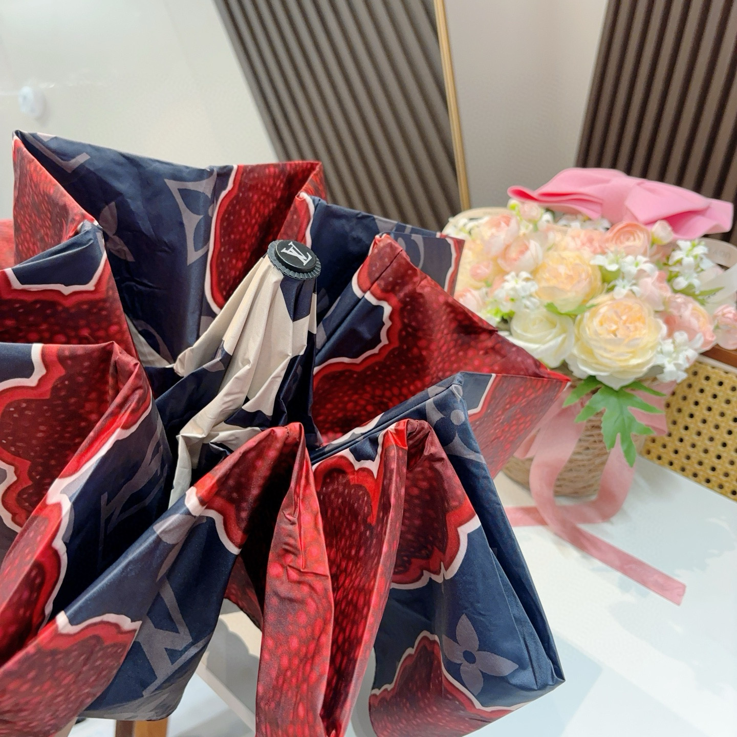  LOUIS VUITTON （路易威登）三折自动折叠晴雨伞 新涂层技术深色伞面 拥有令人惊喜的遮光效果