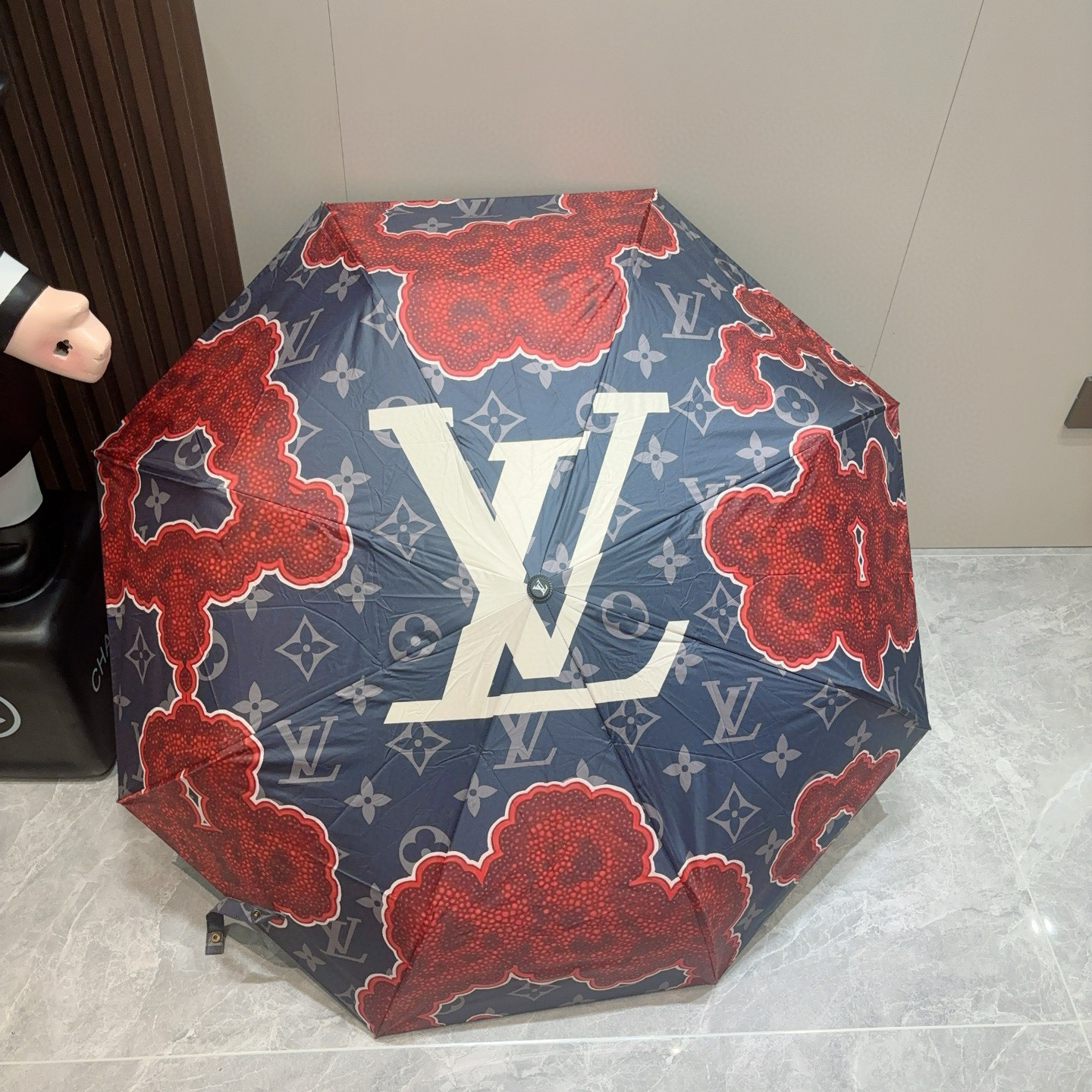  LOUIS VUITTON （路易威登）三折自动折叠晴雨伞 新涂层技术深色伞面 拥有令人惊喜的遮光效果