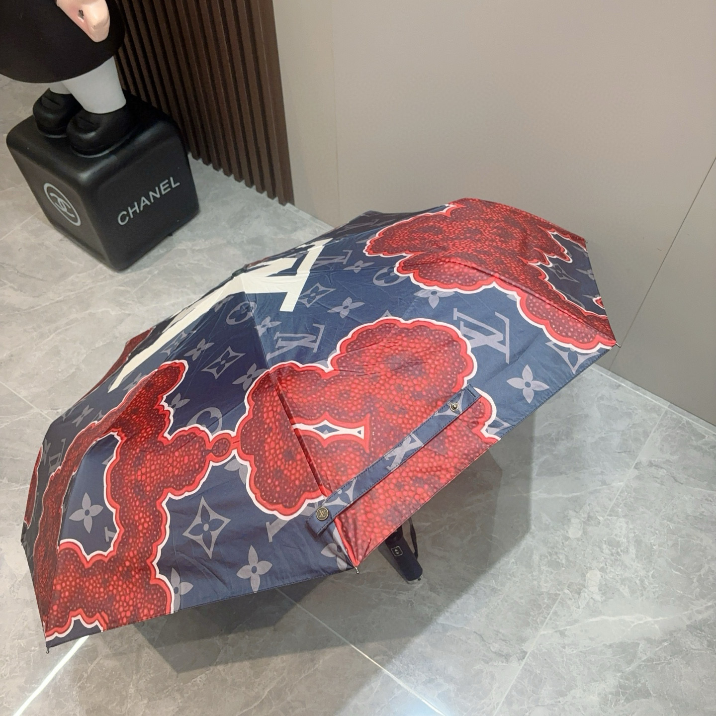  LOUIS VUITTON （路易威登）三折自动折叠晴雨伞 新涂层技术深色伞面 拥有令人惊喜的遮光效果