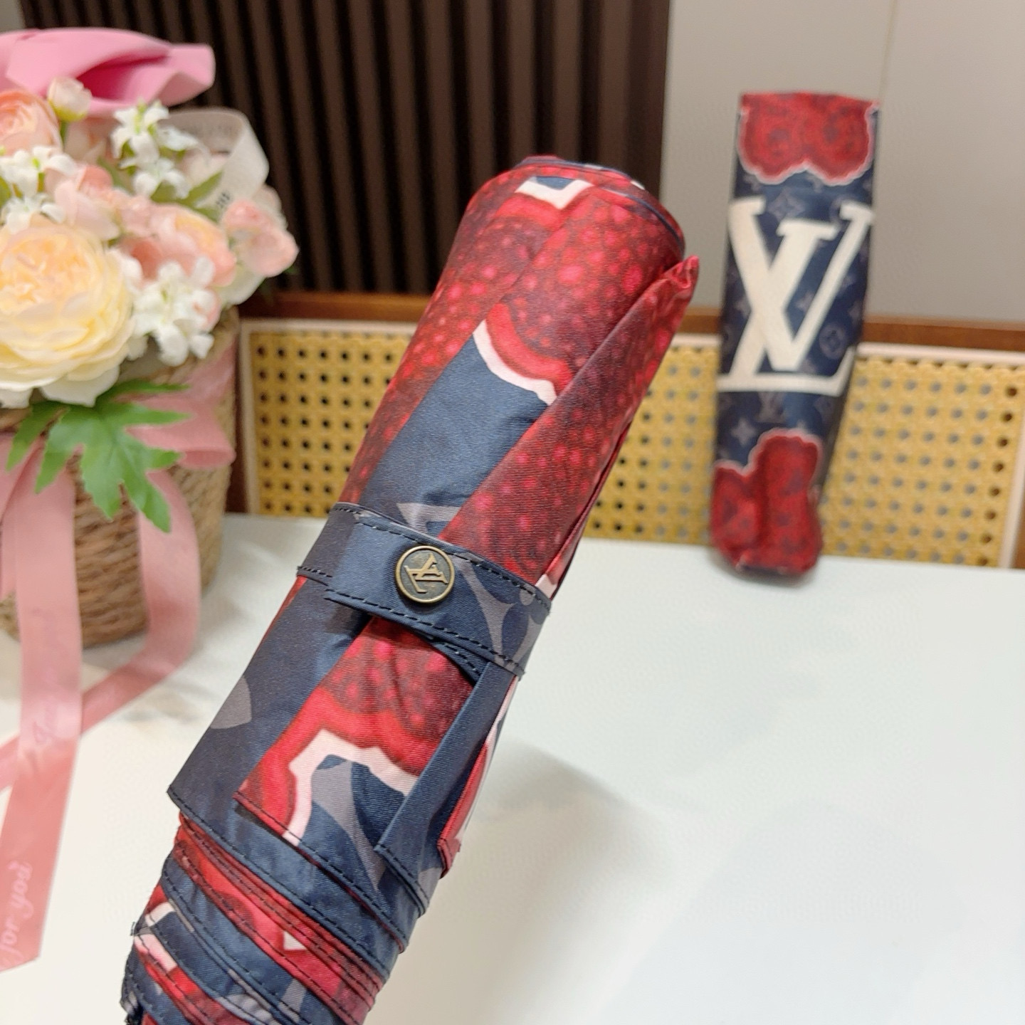  LOUIS VUITTON （路易威登）三折自动折叠晴雨伞 新涂层技术深色伞面 拥有令人惊喜的遮光效果