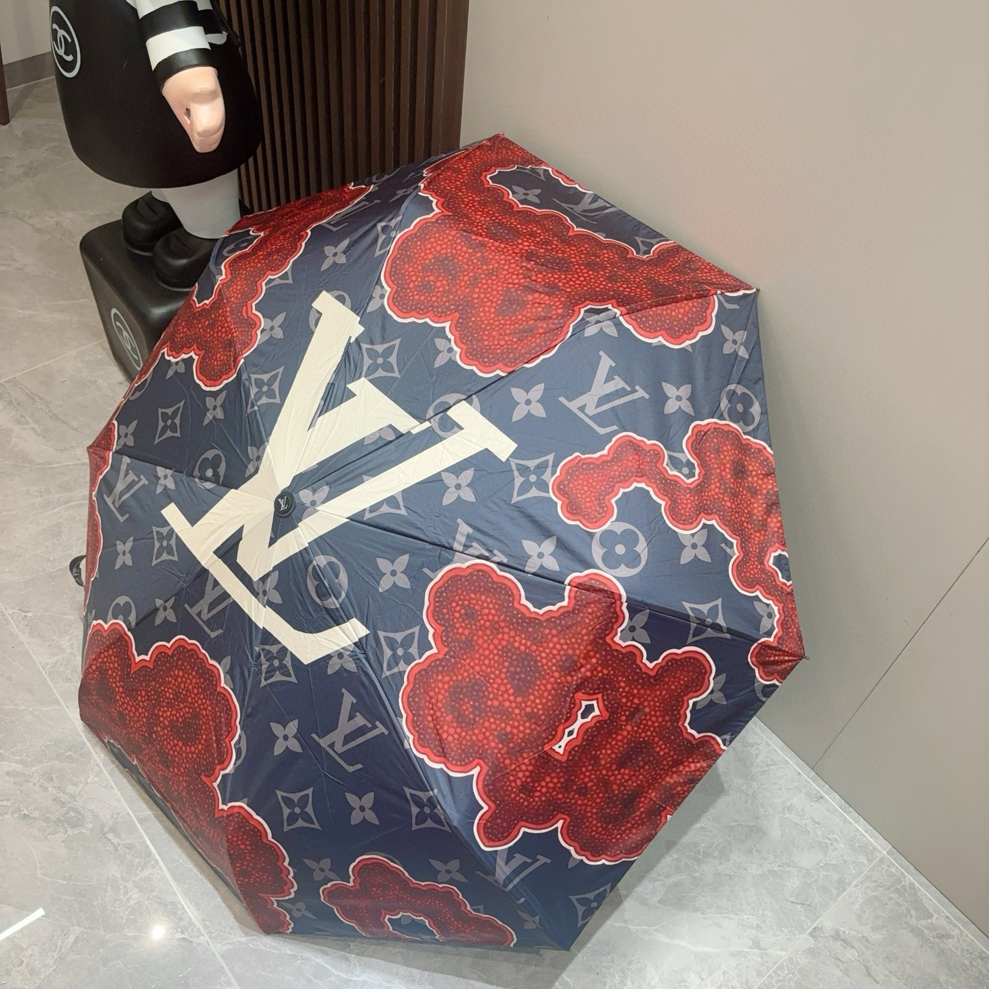  LOUIS VUITTON （路易威登）三折自动折叠晴雨伞 新涂层技术深色伞面 拥有令人惊喜的遮光效果