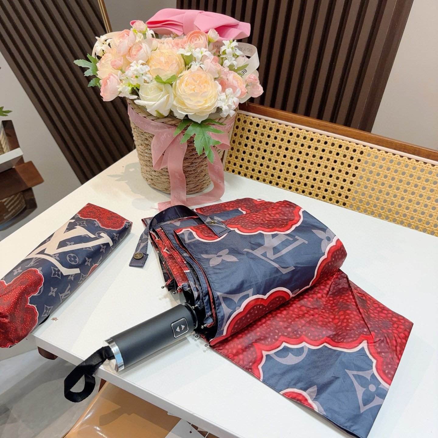  LOUIS VUITTON （路易威登）三折自动折叠晴雨伞 新涂层技术深色伞面 拥有令人惊喜的遮光效果