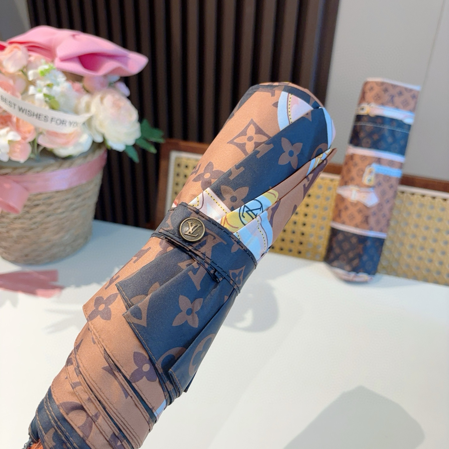  LOUIS VUITTON （路易威登）三折自动折叠晴雨伞 新涂层技术深色伞面 拥有令人惊喜的遮光效果