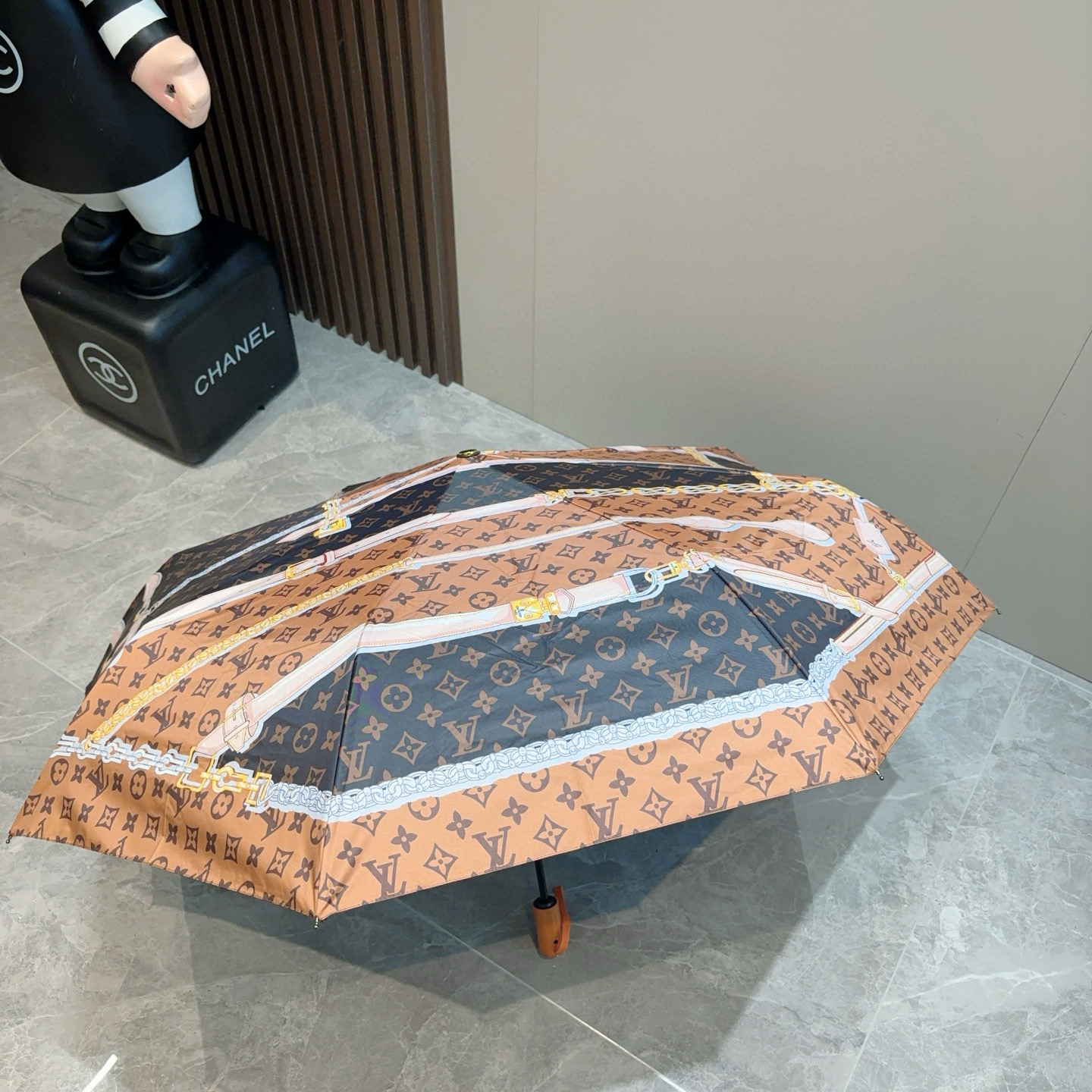  LOUIS VUITTON （路易威登）三折自动折叠晴雨伞 新涂层技术深色伞面 拥有令人惊喜的遮光效果