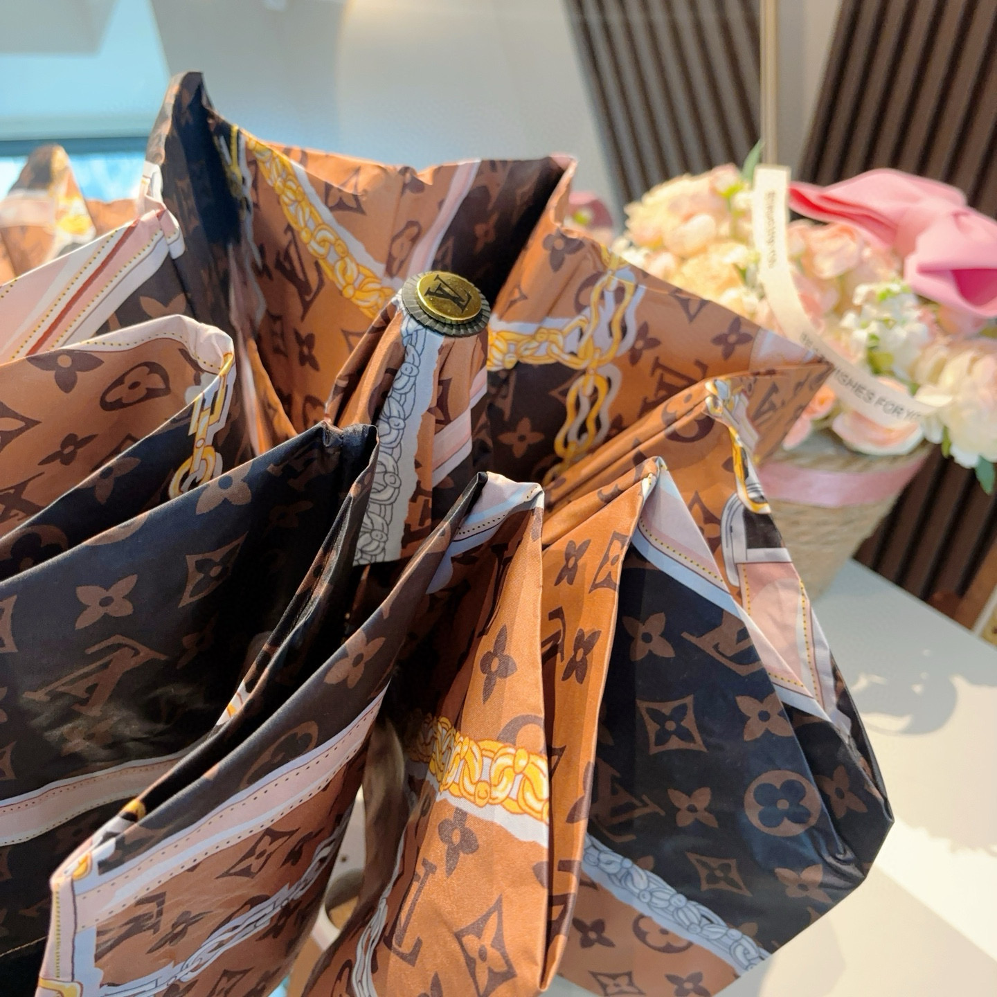  LOUIS VUITTON （路易威登）三折自动折叠晴雨伞 新涂层技术深色伞面 拥有令人惊喜的遮光效果