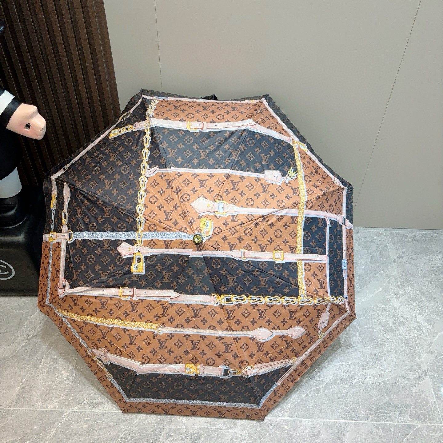  LOUIS VUITTON （路易威登）三折自动折叠晴雨伞 新涂层技术深色伞面 拥有令人惊喜的遮光效果