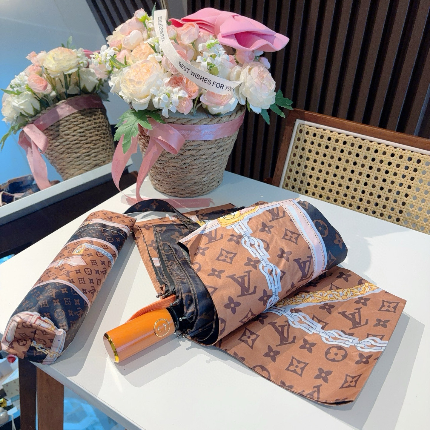  LOUIS VUITTON （路易威登）三折自动折叠晴雨伞 新涂层技术深色伞面 拥有令人惊喜的遮光效果