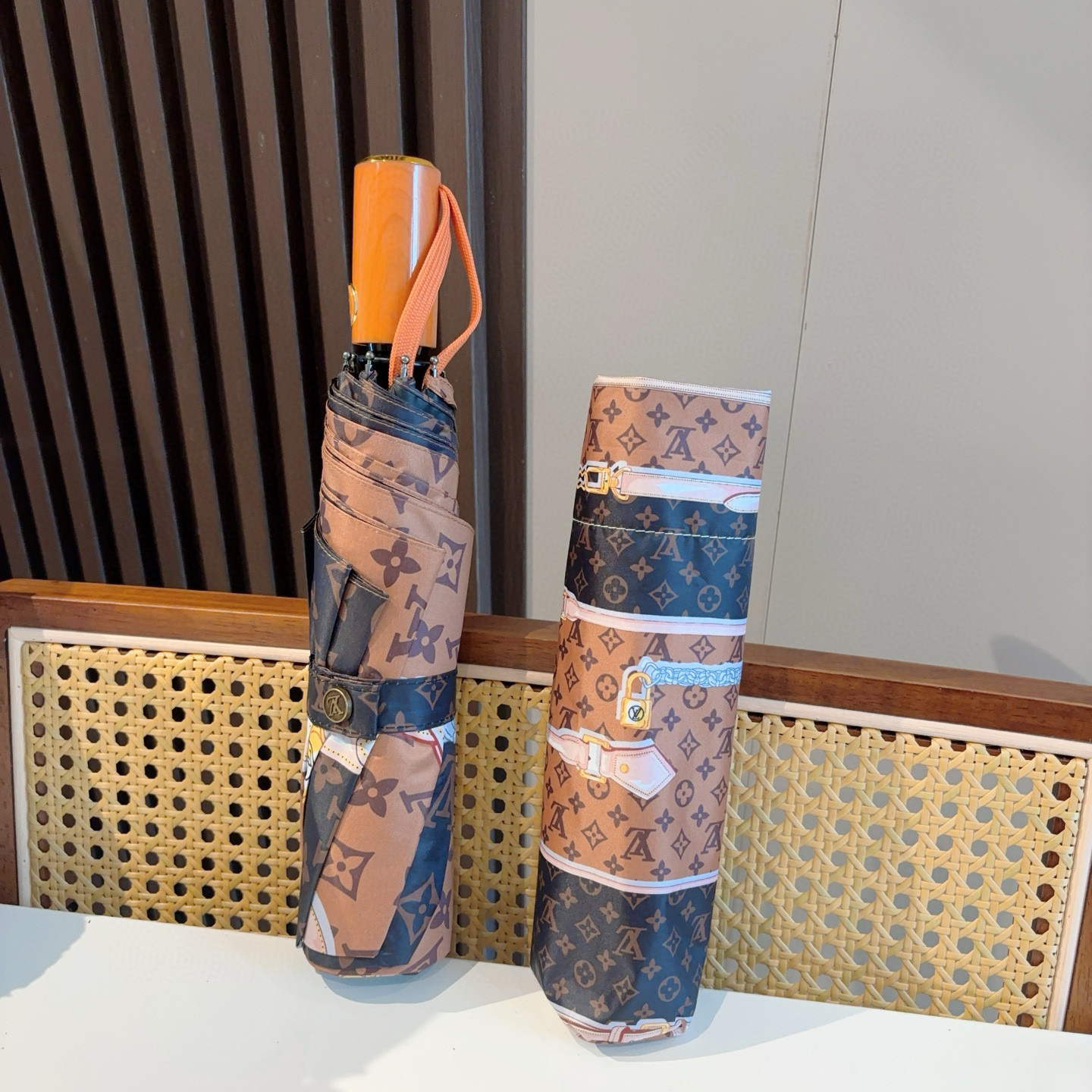  LOUIS VUITTON （路易威登）三折自动折叠晴雨伞 新涂层技术深色伞面 拥有令人惊喜的遮光效果