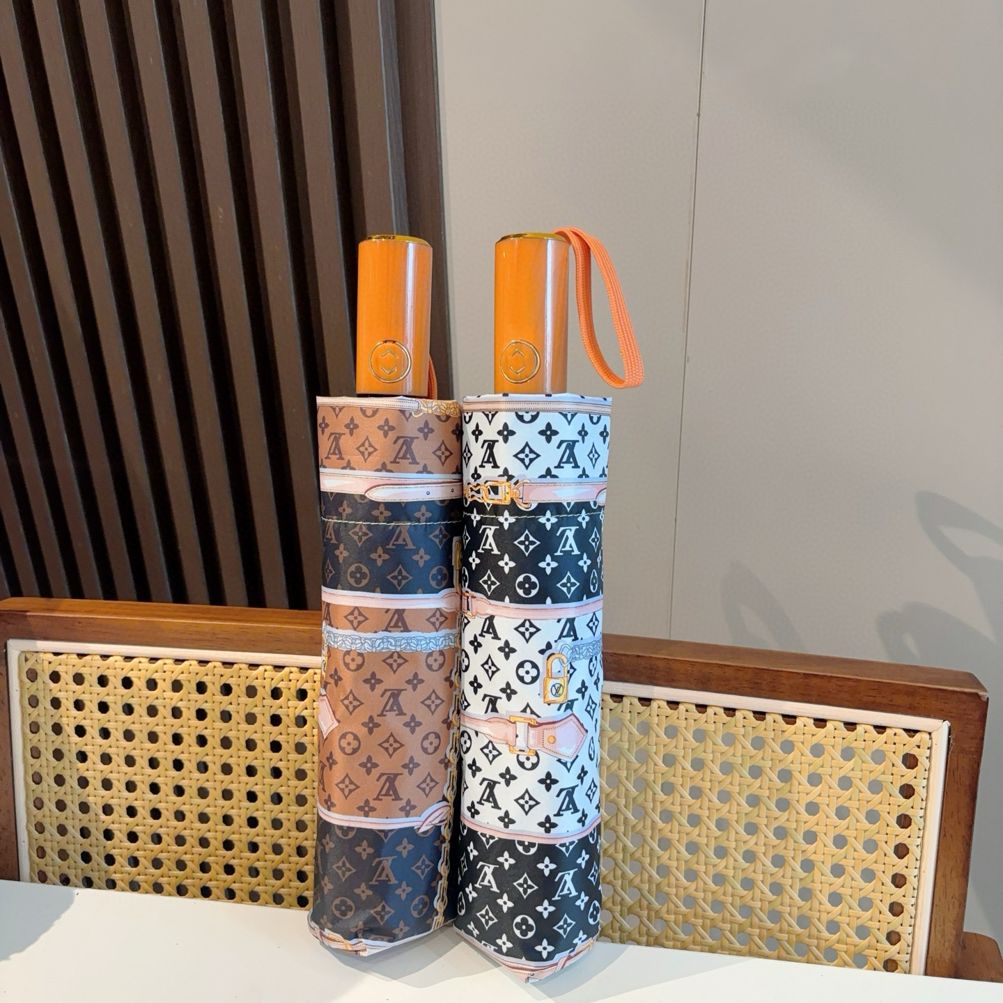 LOUIS VUITTON （路易威登）三折自动折叠晴雨伞 新涂层技术深色伞面 拥有令人惊喜的遮光效果