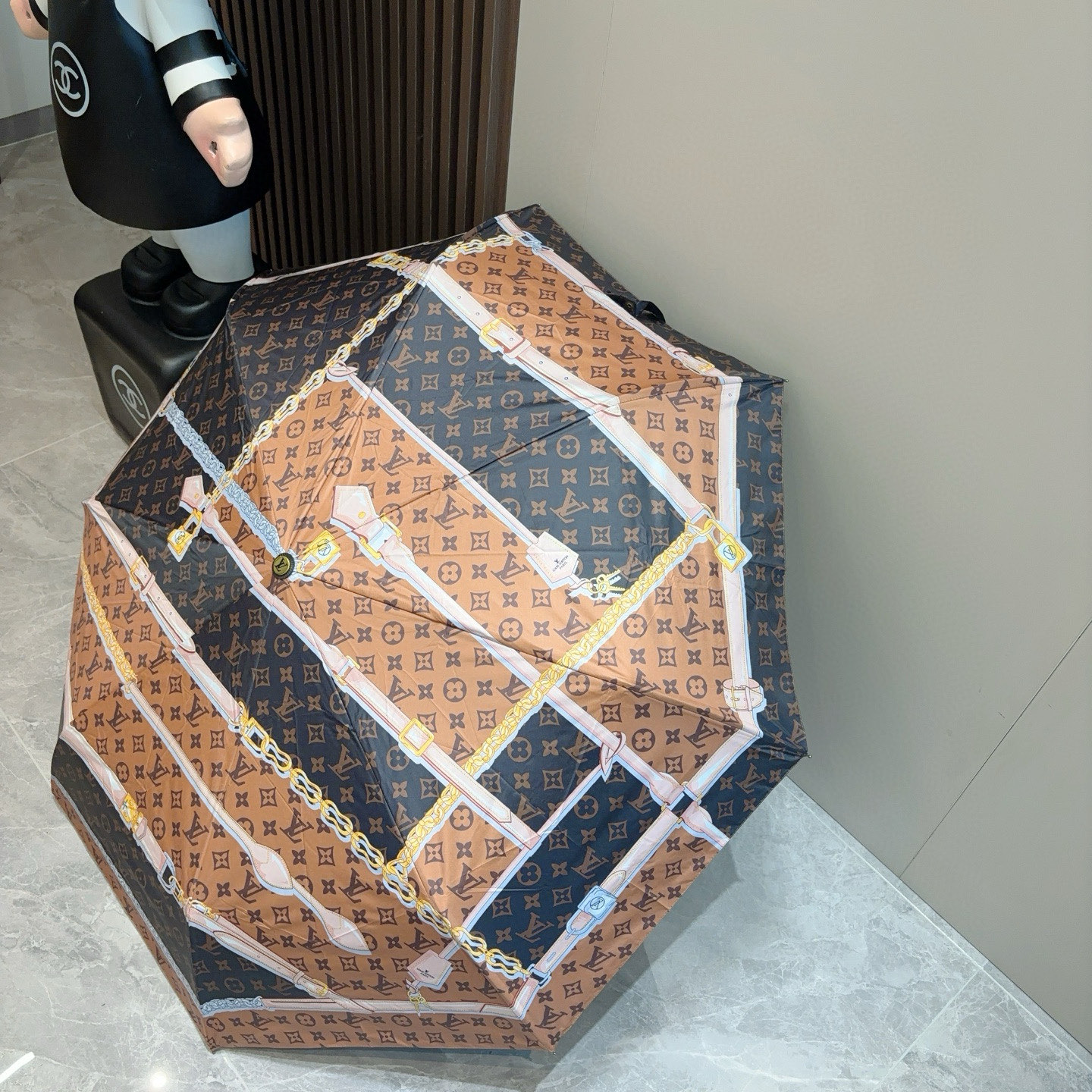  LOUIS VUITTON （路易威登）三折自动折叠晴雨伞 新涂层技术深色伞面 拥有令人惊喜的遮光效果