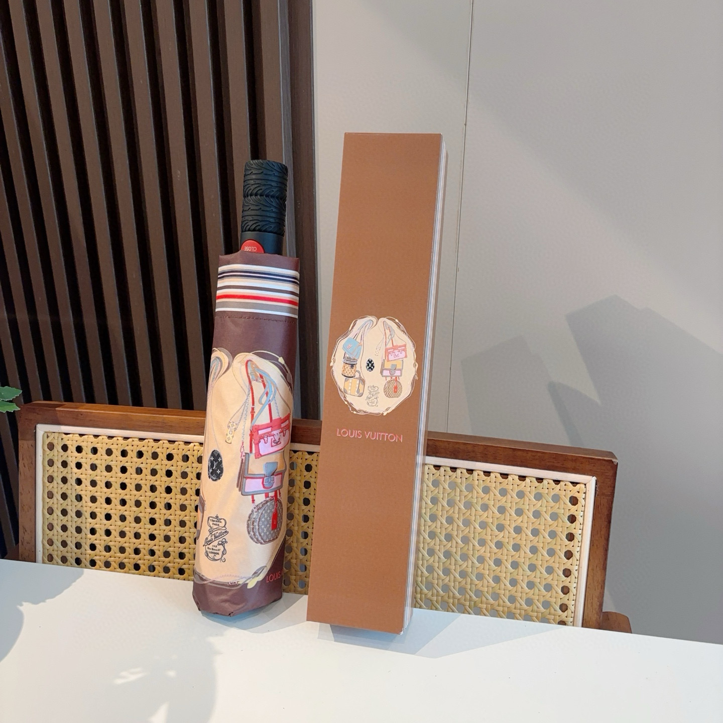  LOUIS VUITTON （路易威登）三折自动折叠晴雨伞 新涂层技术深色伞面 拥有令人惊喜的遮光效果