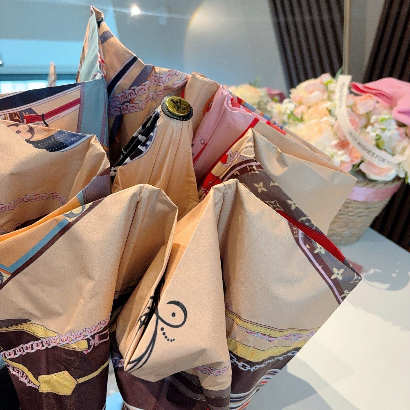  LOUIS VUITTON （路易威登）三折自动折叠晴雨伞 新涂层技术深色伞面 拥有令人惊喜的遮光效果