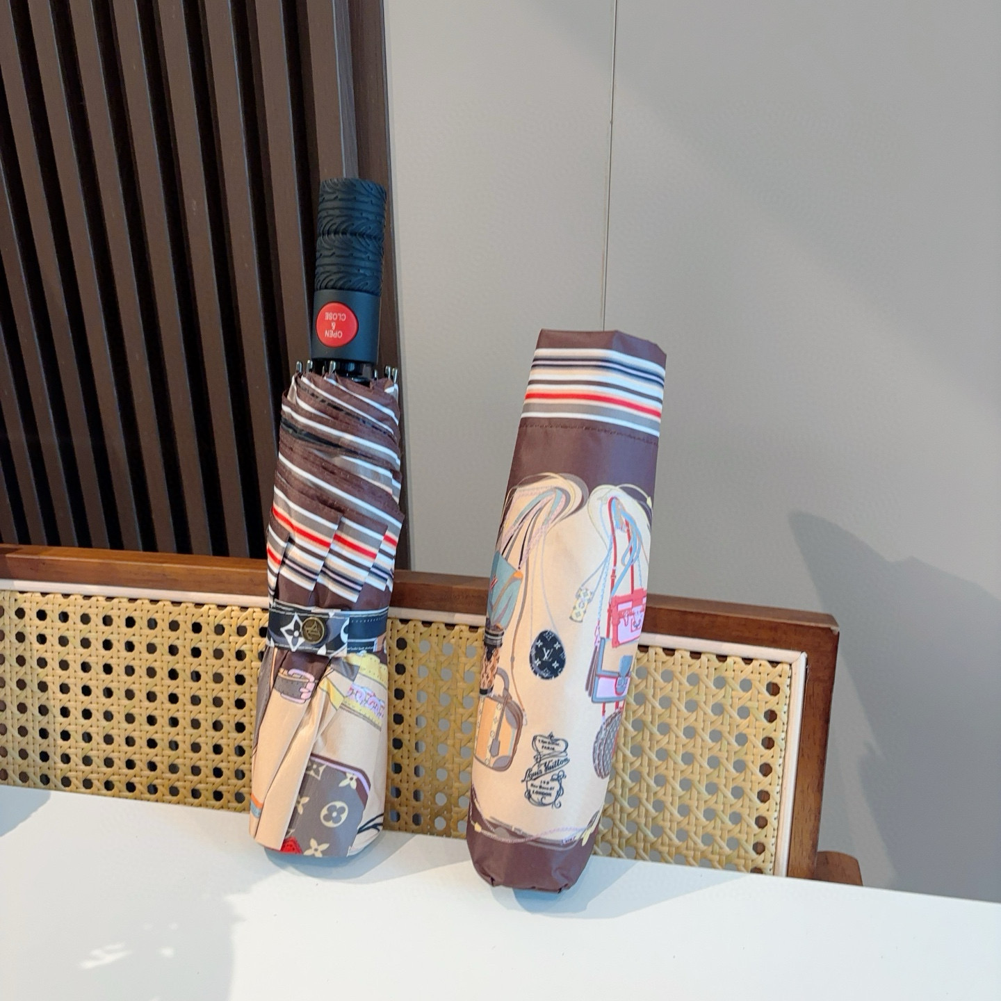  LOUIS VUITTON （路易威登）三折自动折叠晴雨伞 新涂层技术深色伞面 拥有令人惊喜的遮光效果