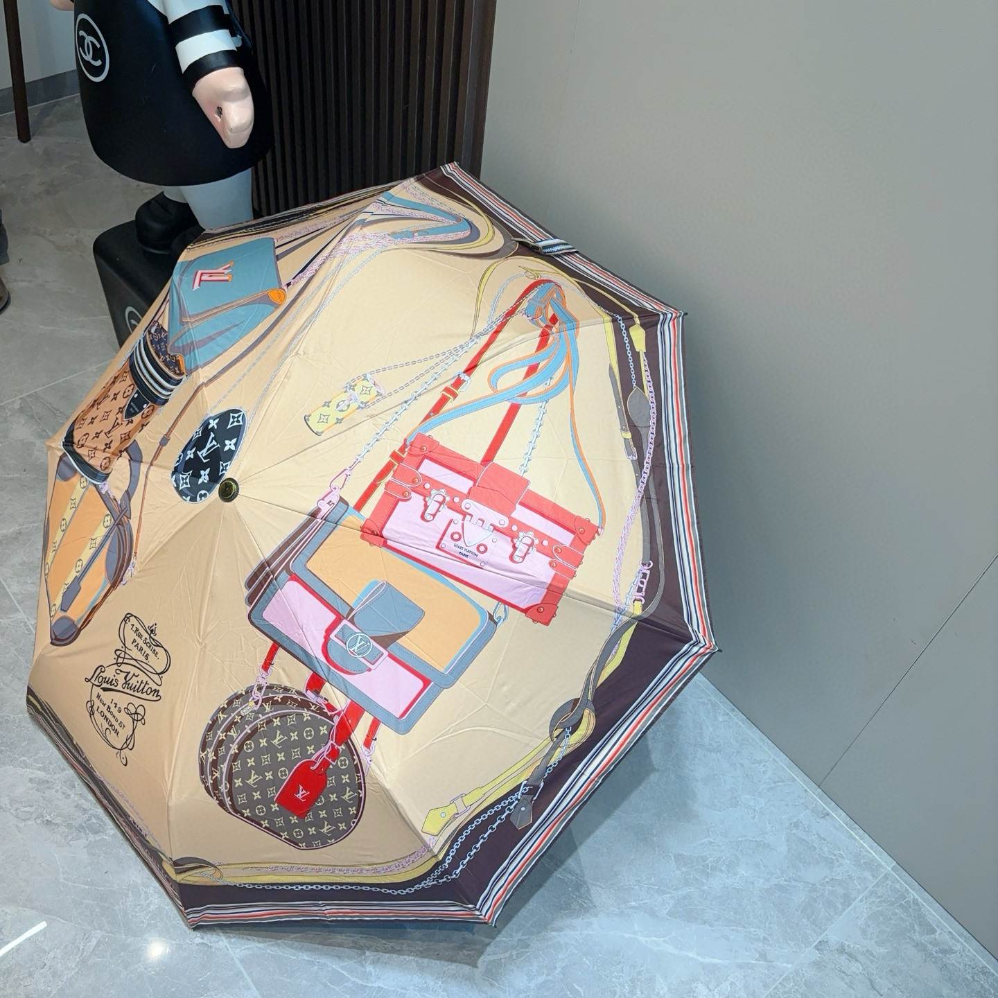  LOUIS VUITTON （路易威登）三折自动折叠晴雨伞 新涂层技术深色伞面 拥有令人惊喜的遮光效果