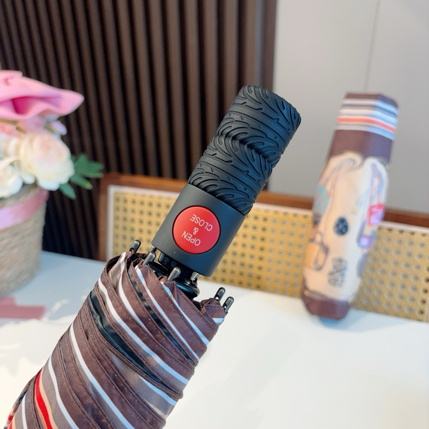  LOUIS VUITTON （路易威登）三折自动折叠晴雨伞 新涂层技术深色伞面 拥有令人惊喜的遮光效果