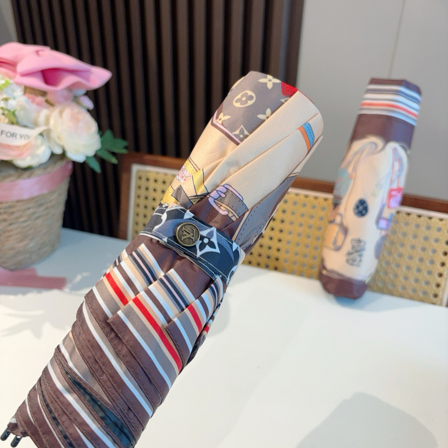  LOUIS VUITTON （路易威登）三折自动折叠晴雨伞 新涂层技术深色伞面 拥有令人惊喜的遮光效果