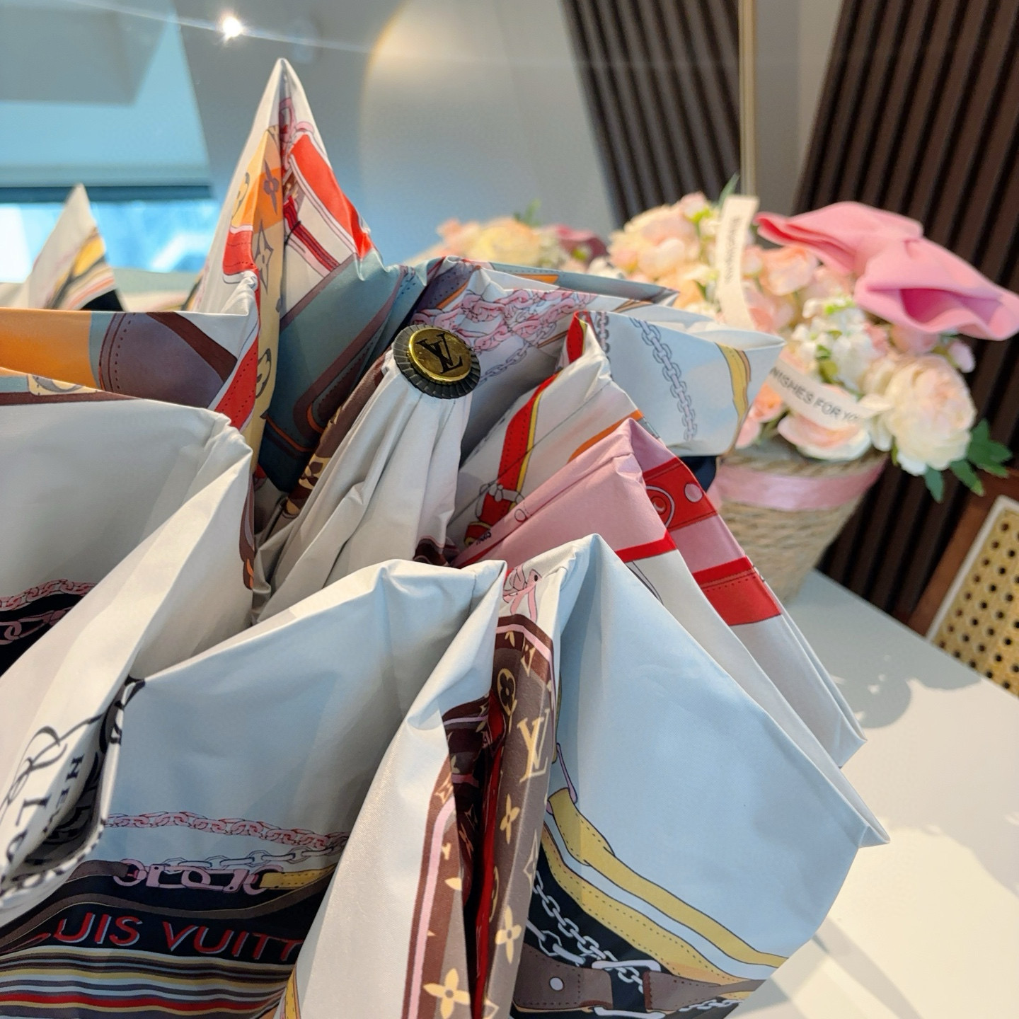  LOUIS VUITTON （路易威登）三折自动折叠晴雨伞 新涂层技术深色伞面 拥有令人惊喜的遮光效果
