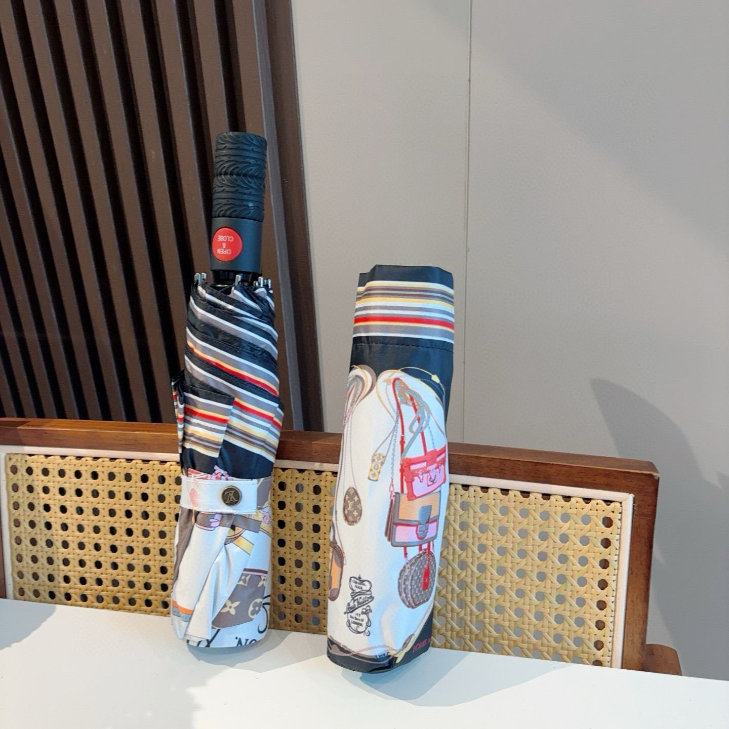  LOUIS VUITTON （路易威登）三折自动折叠晴雨伞 新涂层技术深色伞面 拥有令人惊喜的遮光效果