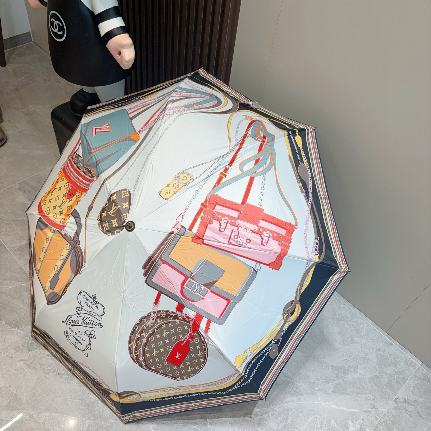  LOUIS VUITTON （路易威登）三折自动折叠晴雨伞 新涂层技术深色伞面 拥有令人惊喜的遮光效果