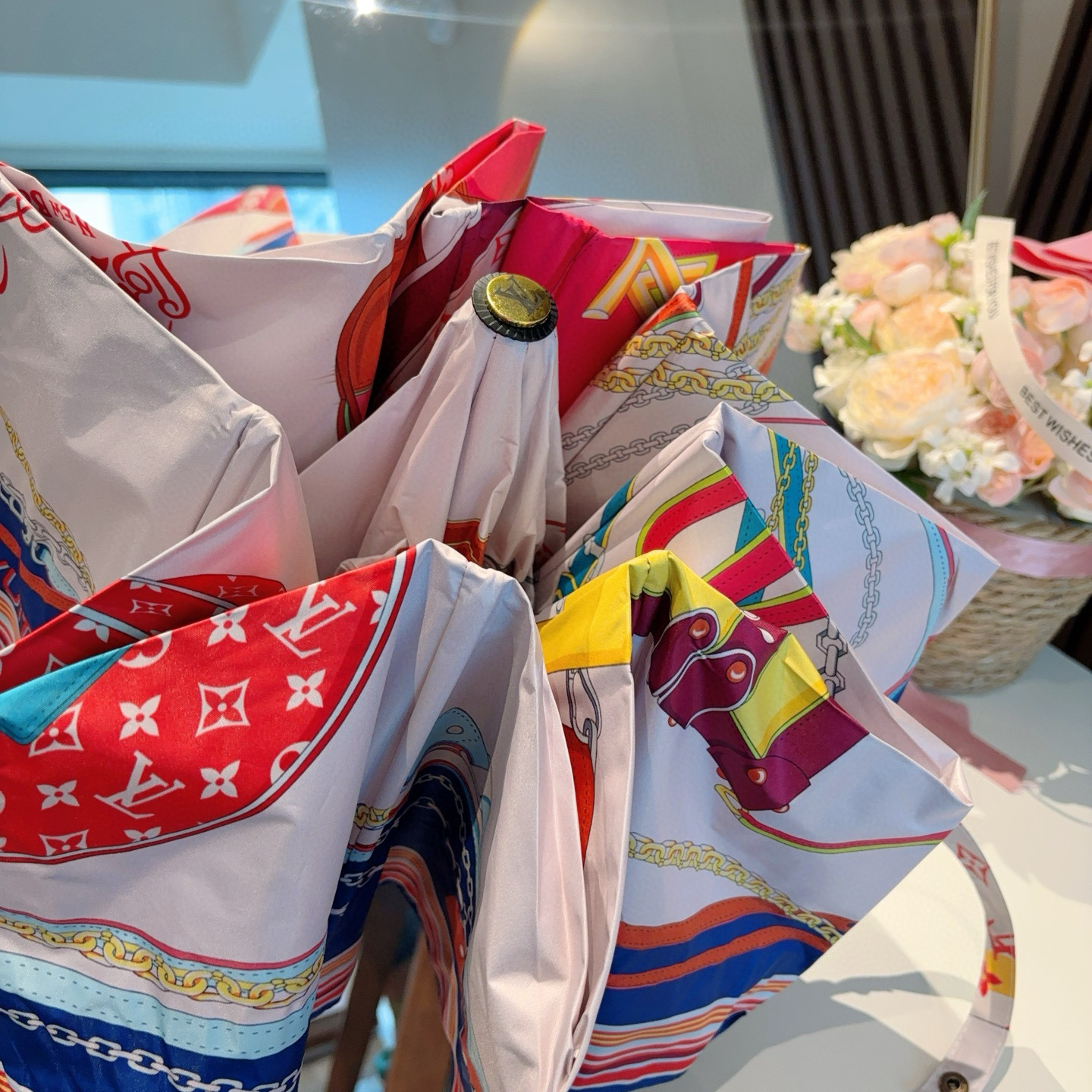  LOUIS VUITTON （路易威登）三折自动折叠晴雨伞 新涂层技术深色伞面 拥有令人惊喜的遮光效果