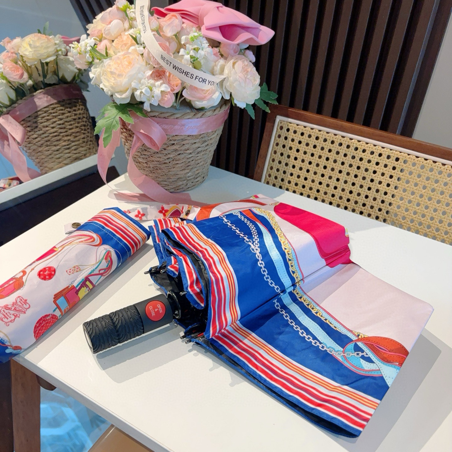  LOUIS VUITTON （路易威登）三折自动折叠晴雨伞 新涂层技术深色伞面 拥有令人惊喜的遮光效果