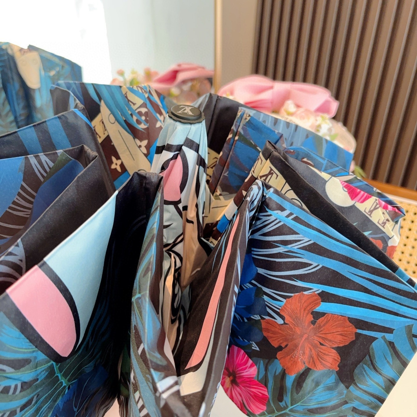  LOUIS VUITTON （路易威登）三折自动折叠晴雨伞 新涂层技术深色伞面 拥有令人惊喜的遮光效果