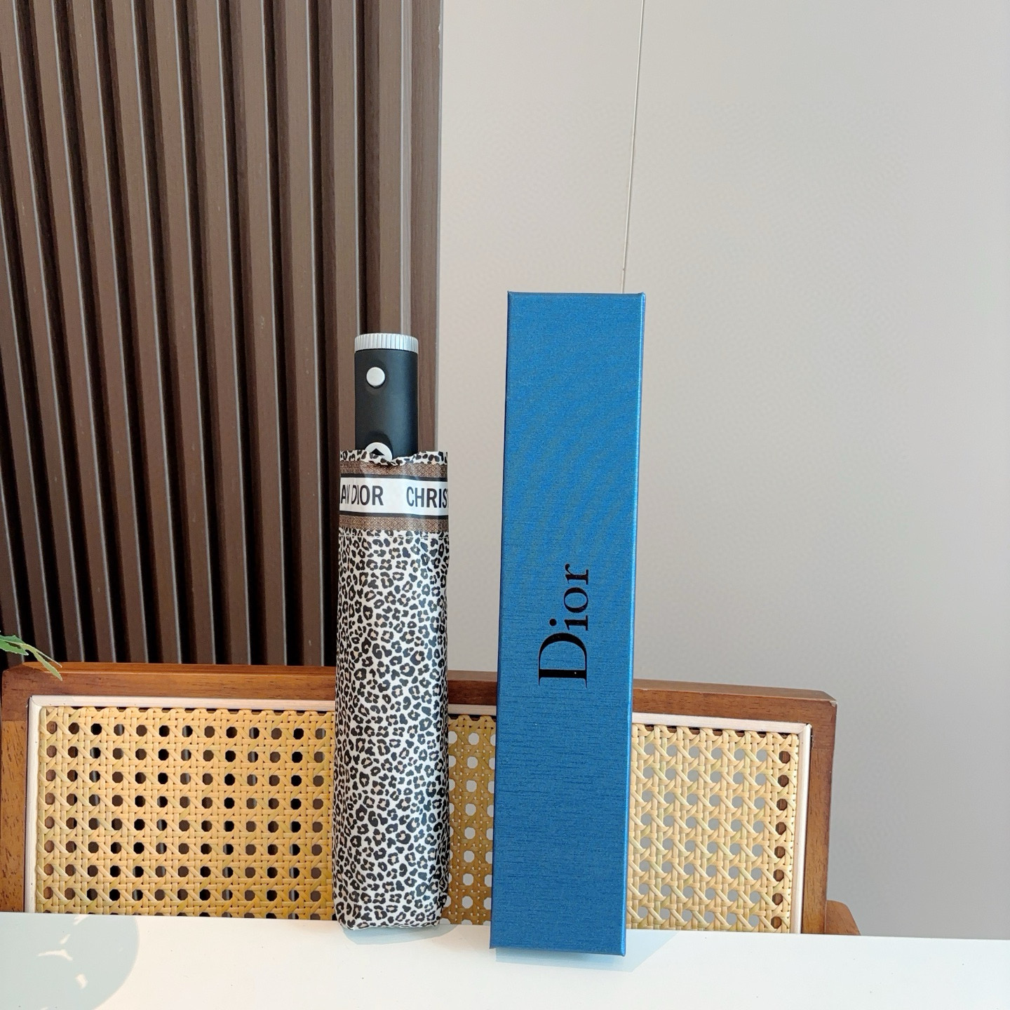  DIOR（迪奥） 三折自动折叠晴雨伞  时尚原单代工品质 细节精致 看得见的品质 打破一成不变 色泽纯